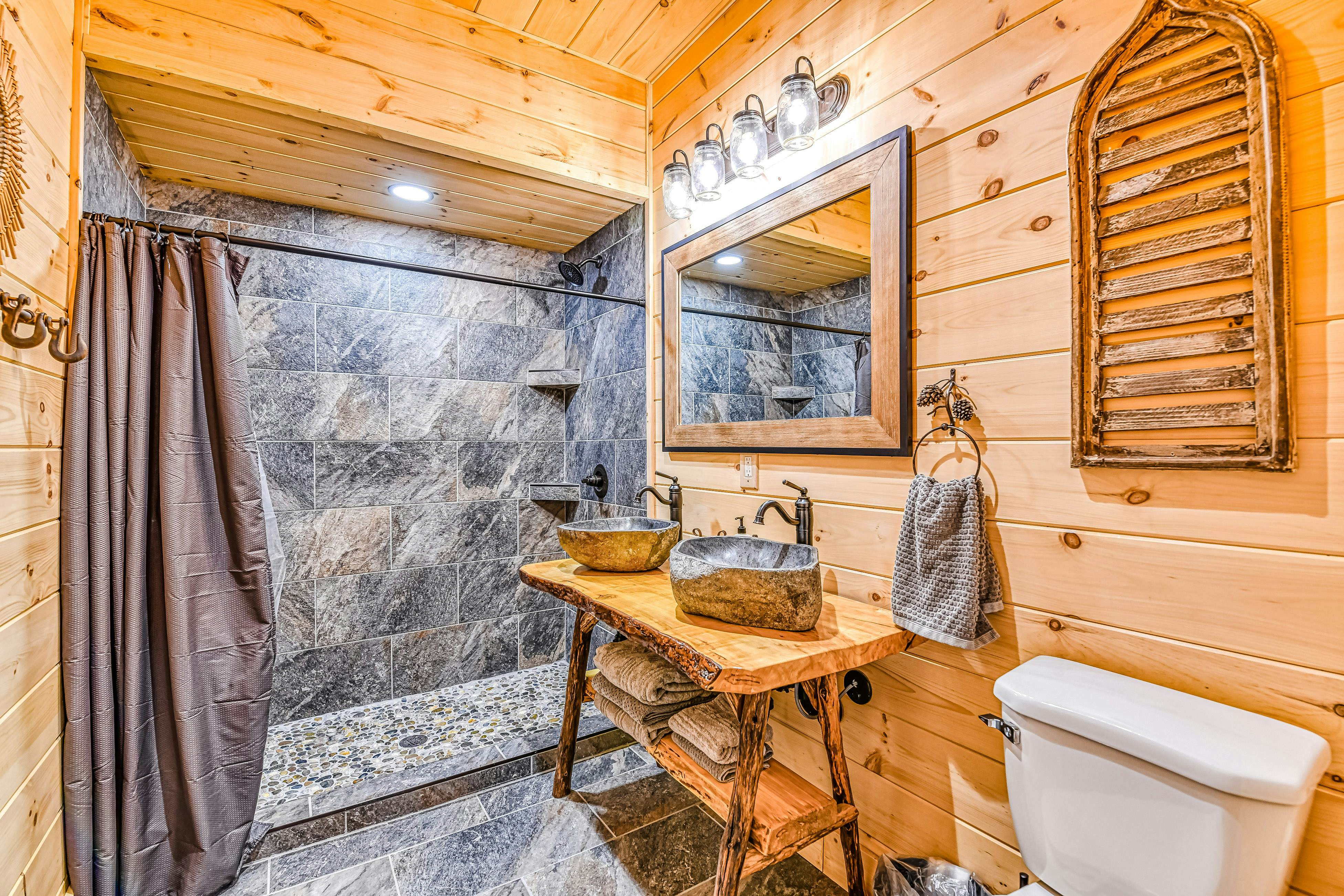 New Charming Creekside Escape, Sleeps 6・Hot Tub 