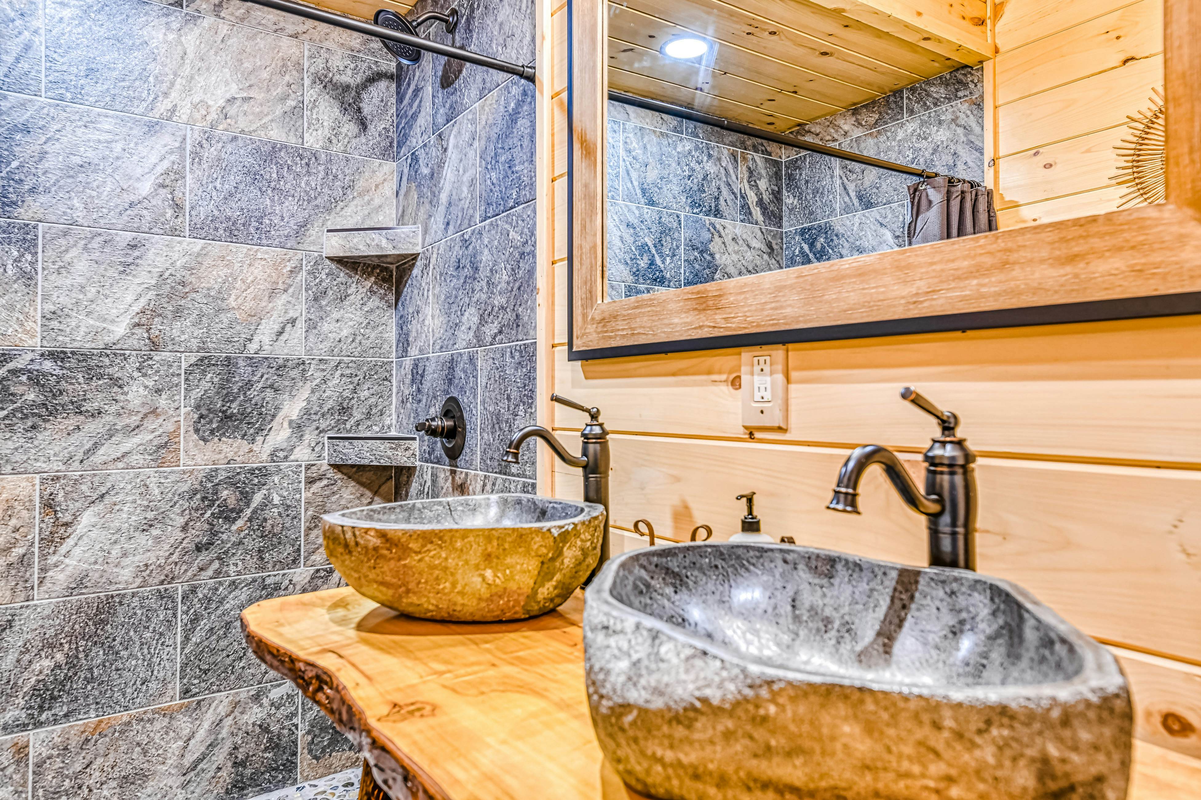 New Charming Creekside Escape, Sleeps 6・Hot Tub 