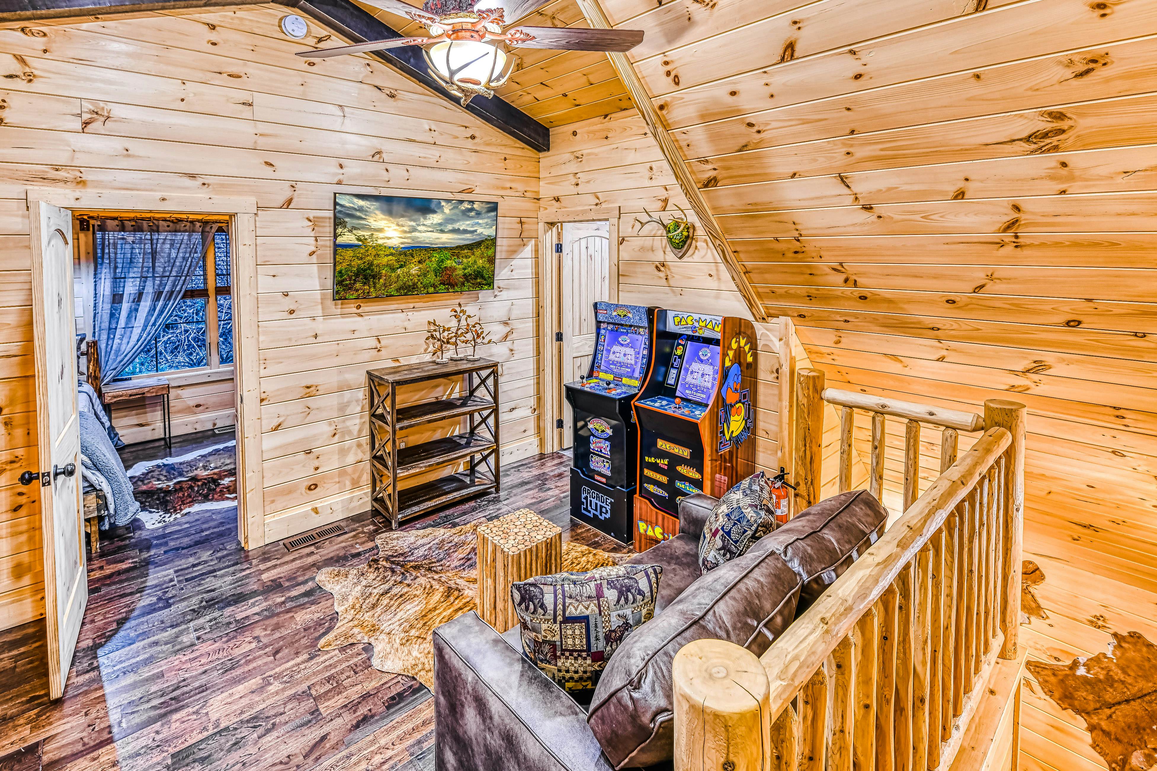 New Charming Creekside Escape, Sleeps 6・Hot Tub 