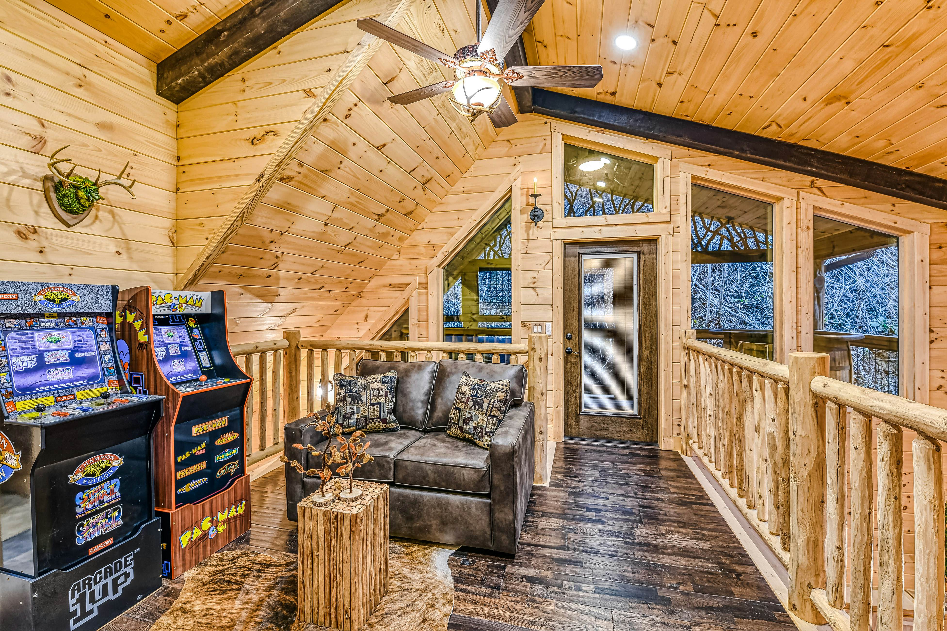 New Charming Creekside Escape, Sleeps 6・Hot Tub 