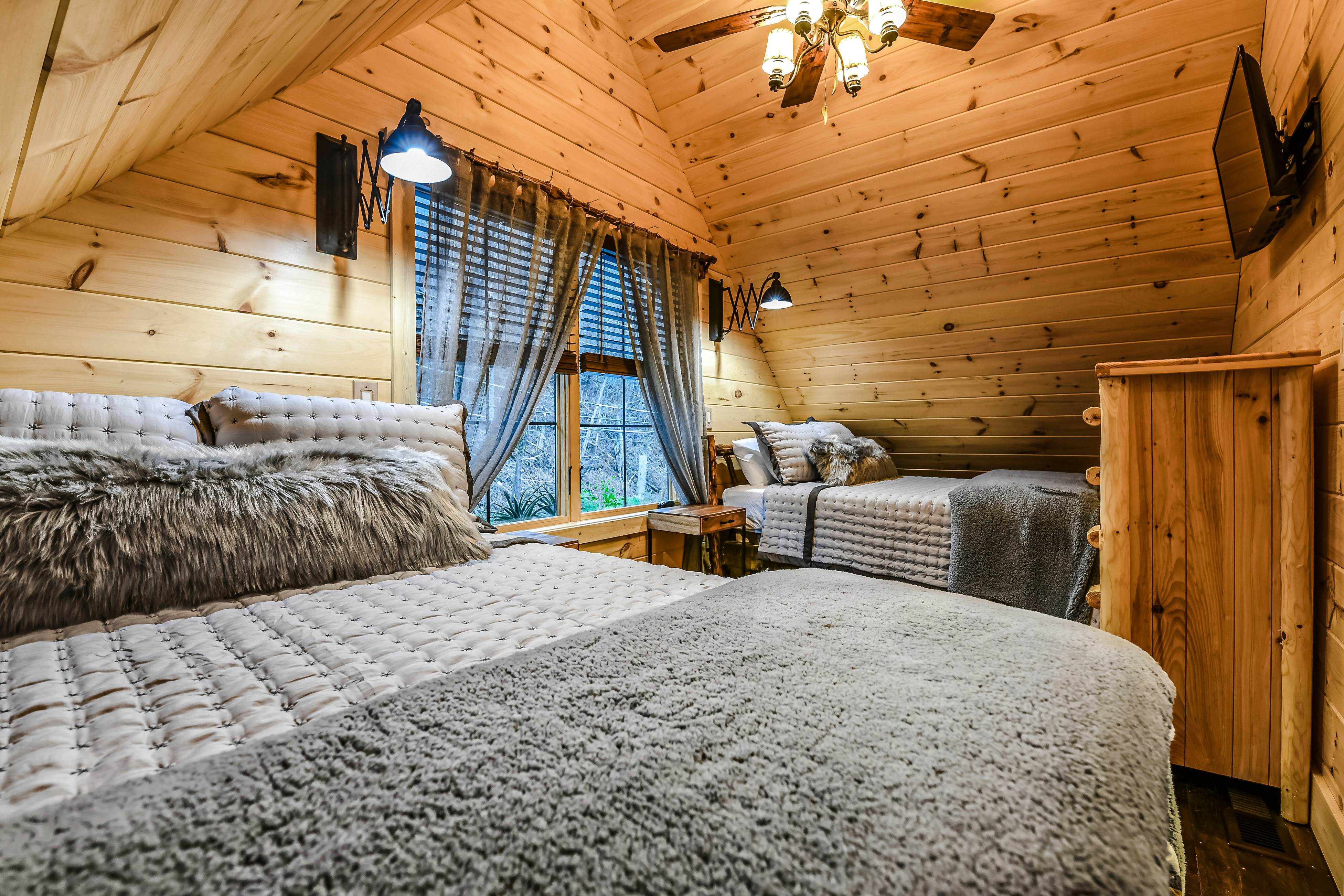 New Charming Creekside Escape, Sleeps 6・Hot Tub 