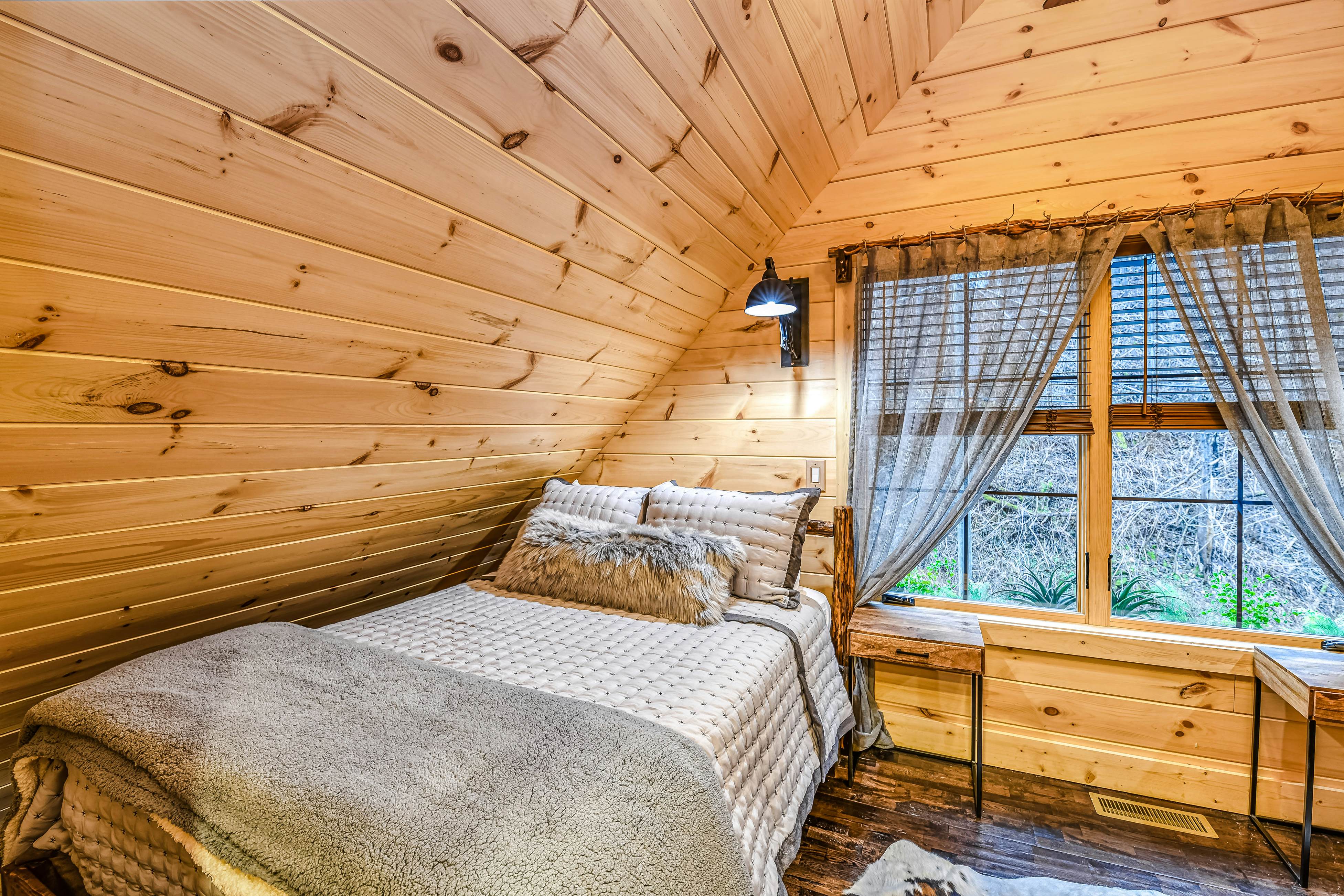 New Charming Creekside Escape, Sleeps 6・Hot Tub 