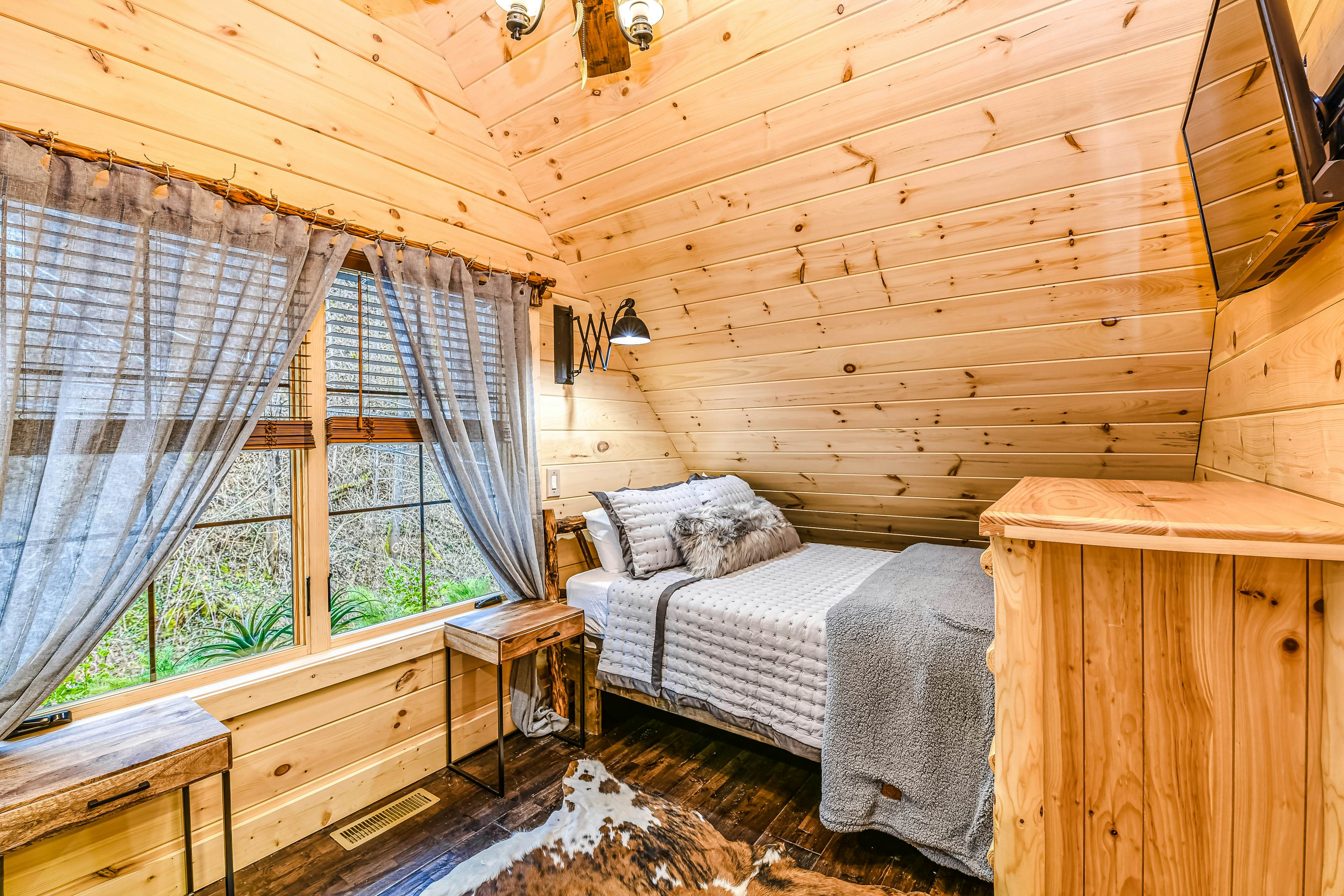 New Charming Creekside Escape, Sleeps 6・Hot Tub 