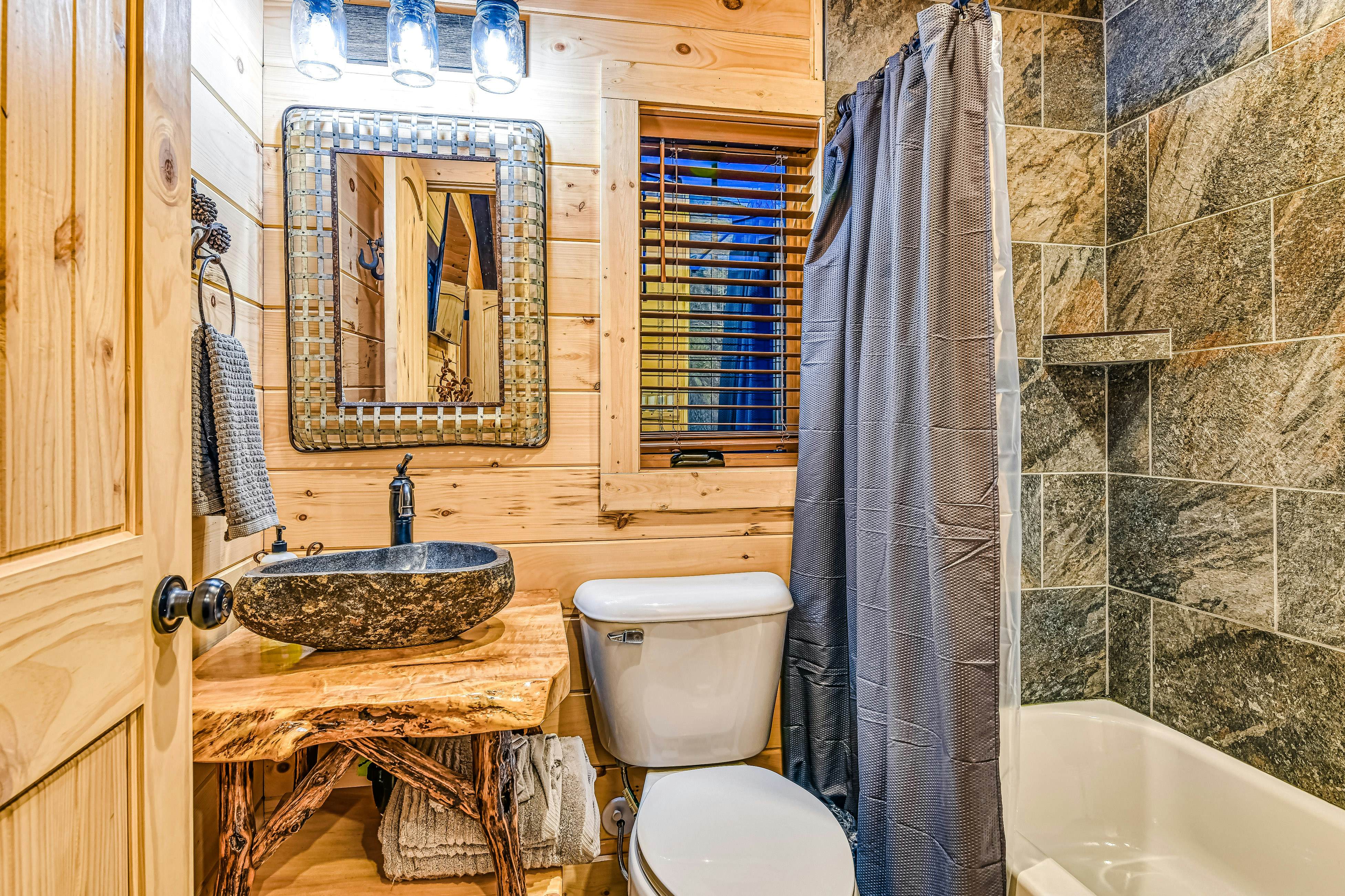 New Charming Creekside Escape, Sleeps 6・Hot Tub 