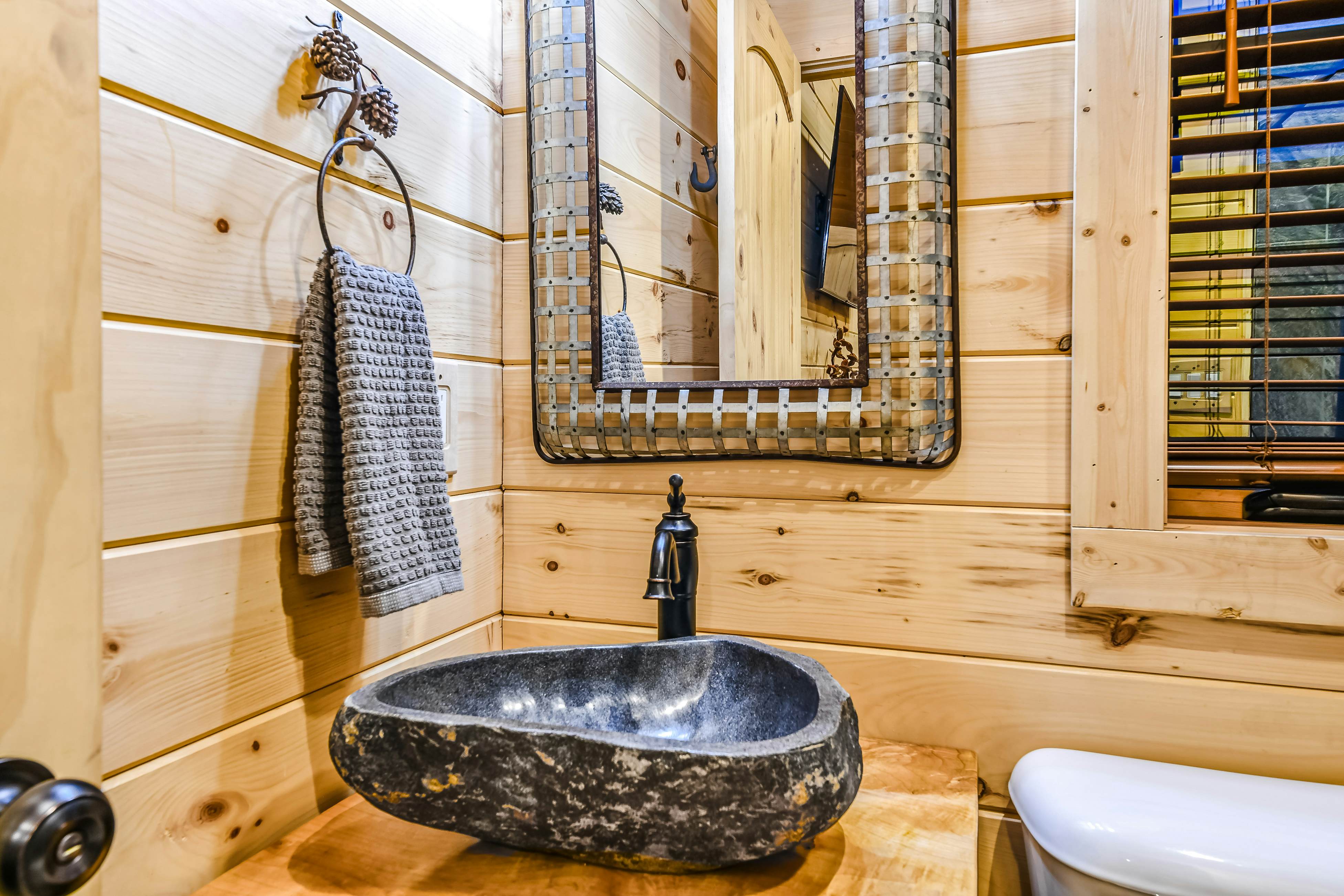 New Charming Creekside Escape, Sleeps 6・Hot Tub 