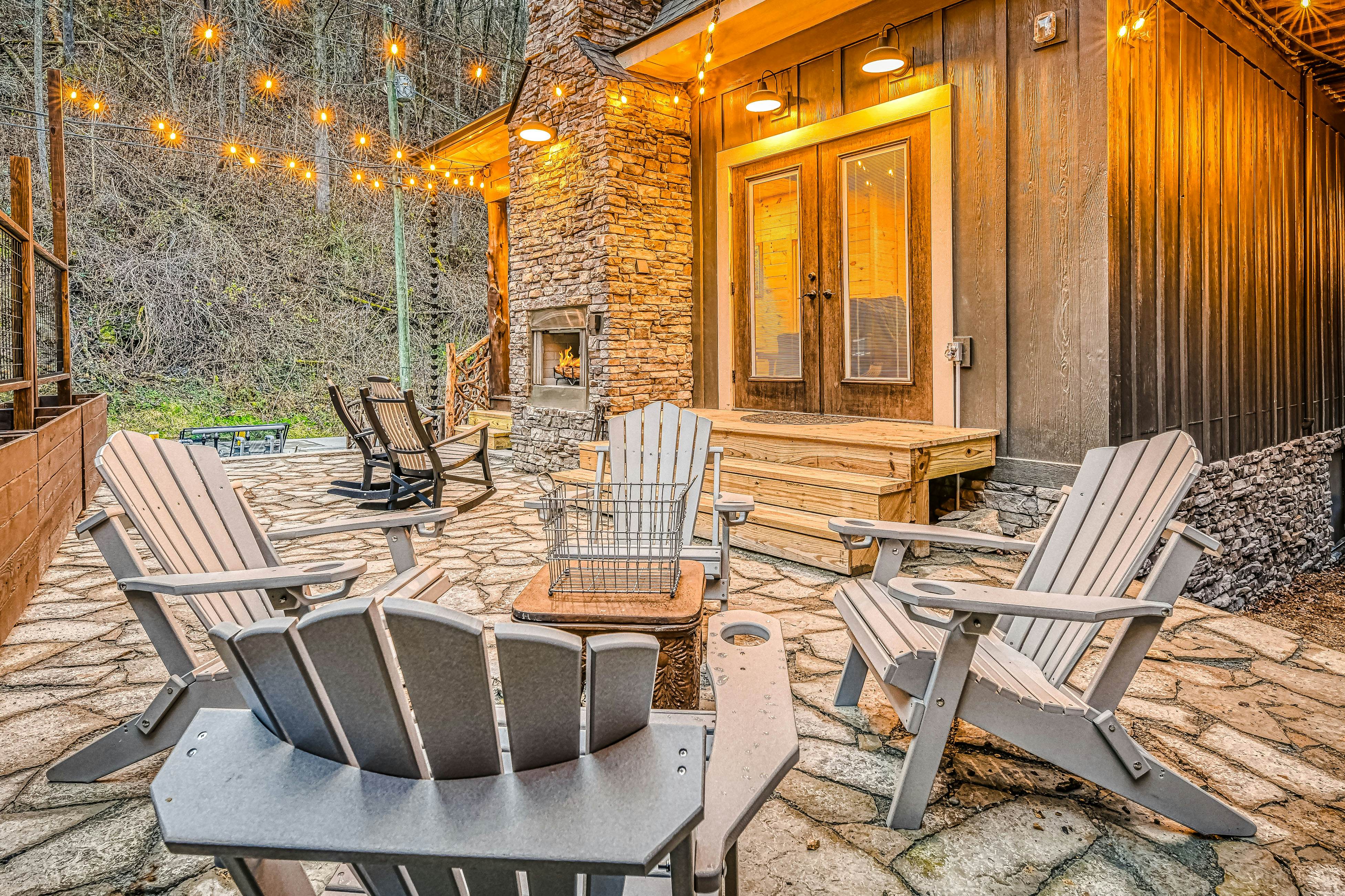 New Charming Creekside Escape, Sleeps 6・Hot Tub 