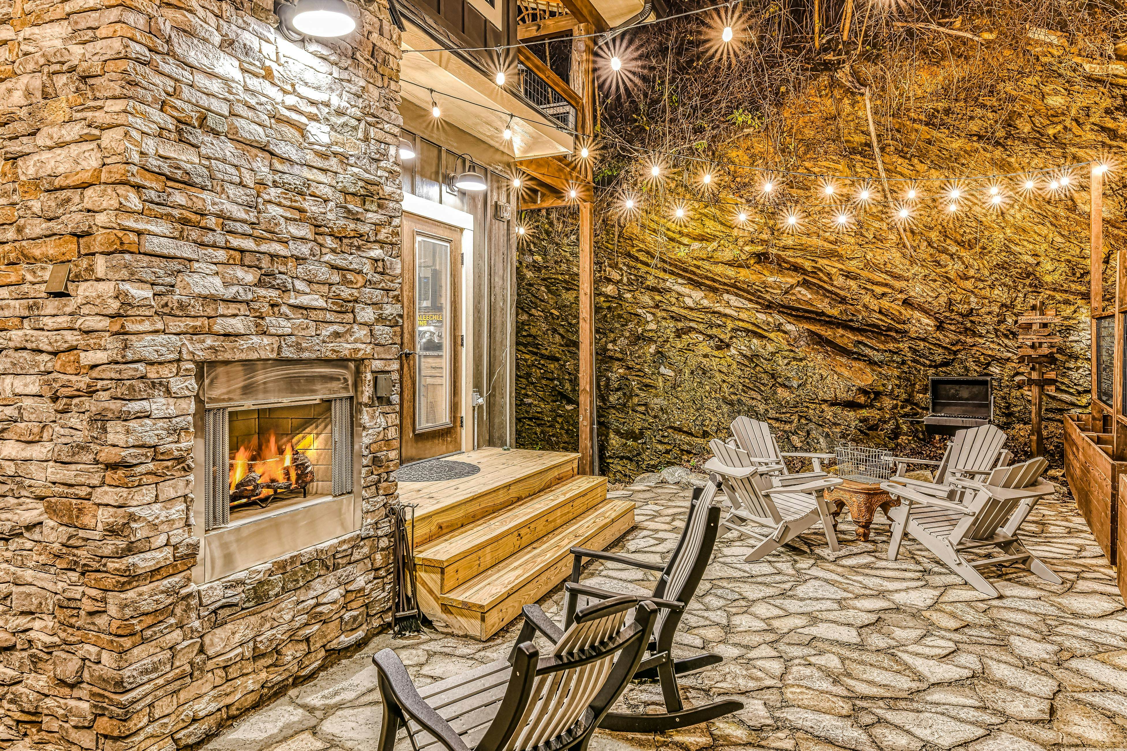 New Charming Creekside Escape, Sleeps 6・Hot Tub 