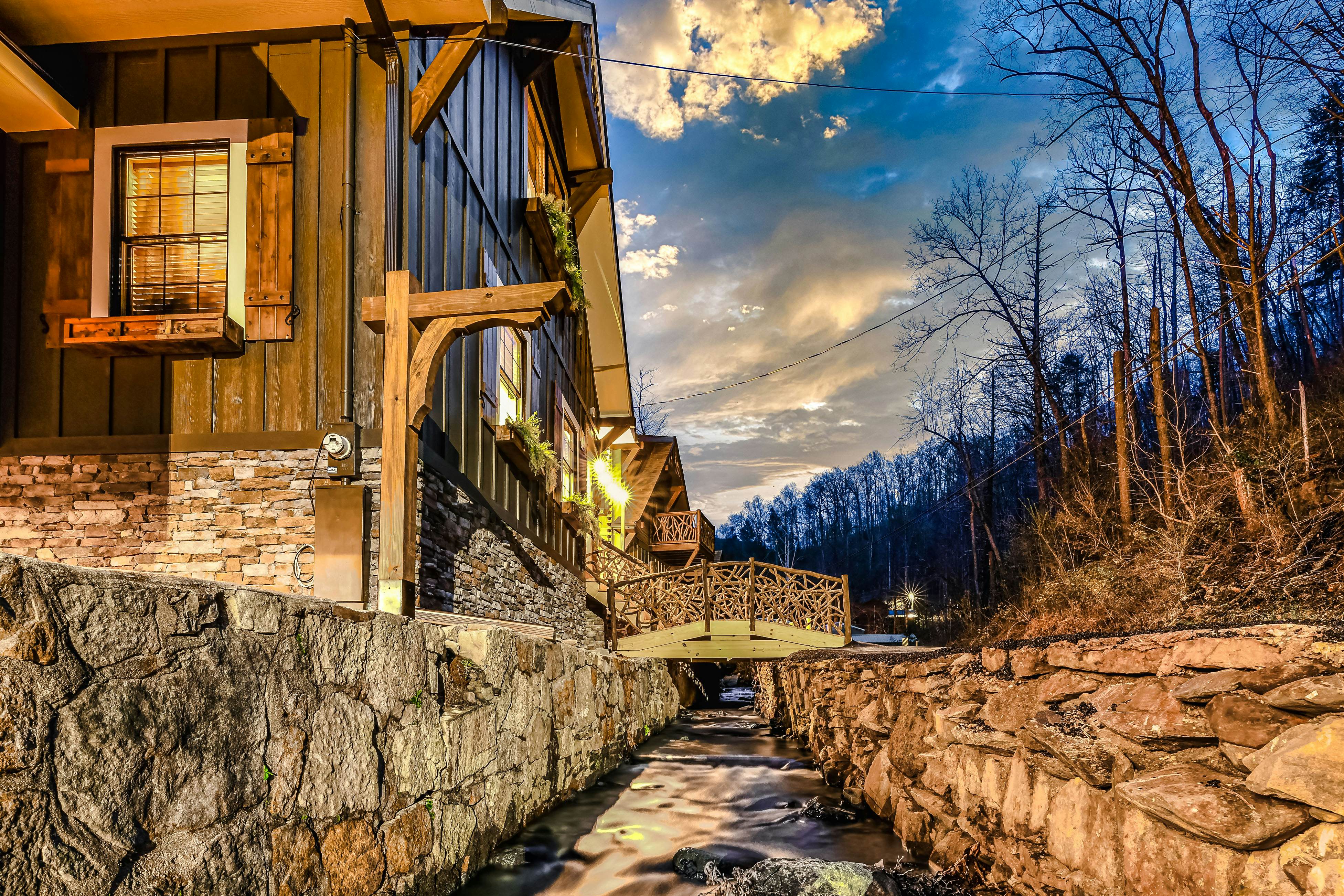 New Charming Creekside Escape, Sleeps 6・Hot Tub 