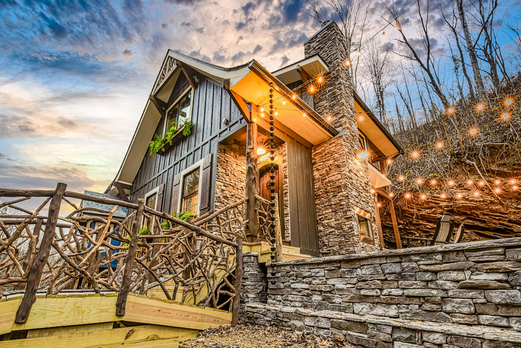 New Charming Creekside Escape, Sleeps 6, Hot Tub