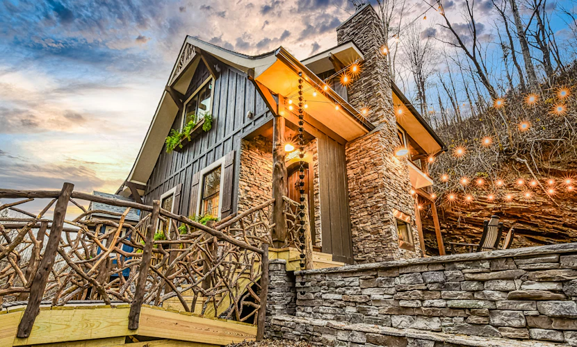 New Charming Creekside Escape, Sleeps 6, Hot Tub