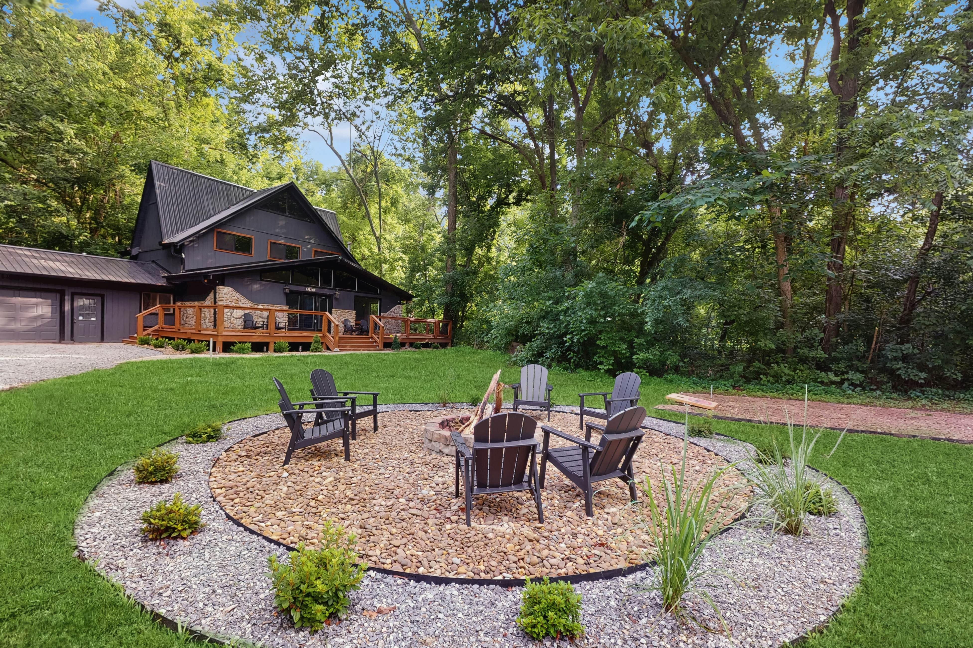 Charming Cabin, Sleeps 10・Hot Tub・Fireplace 