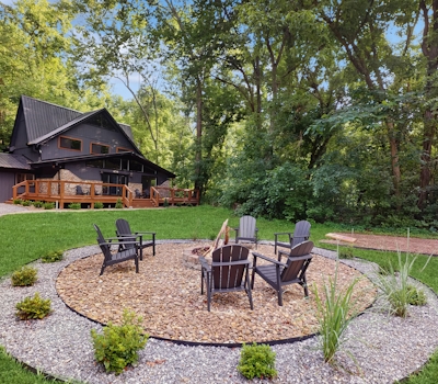 Charming Cabin, Sleeps 10・Hot Tub・Fireplace