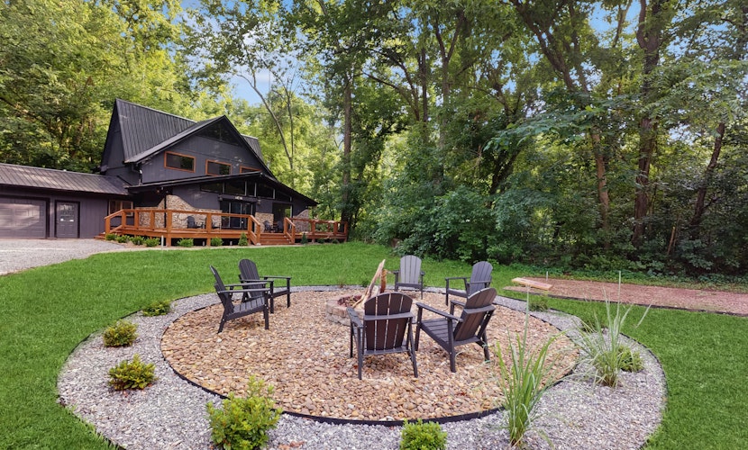 Charming Cabin, Sleeps 10・Hot Tub・Fireplace