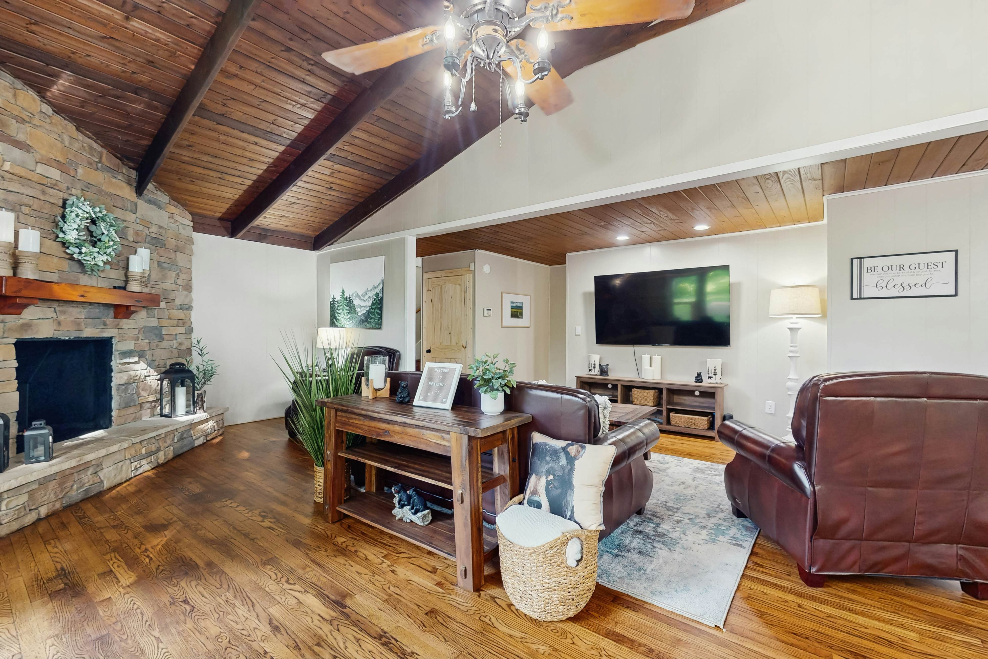 Charming Cabin, Sleeps 10・Hot Tub・Fireplace 