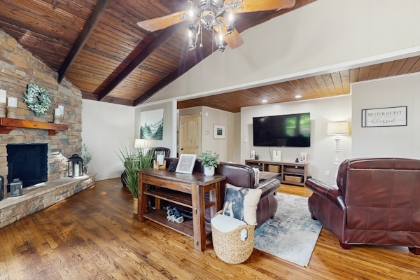 Charming Cabin, Sleeps 10・Hot Tub・Fireplace