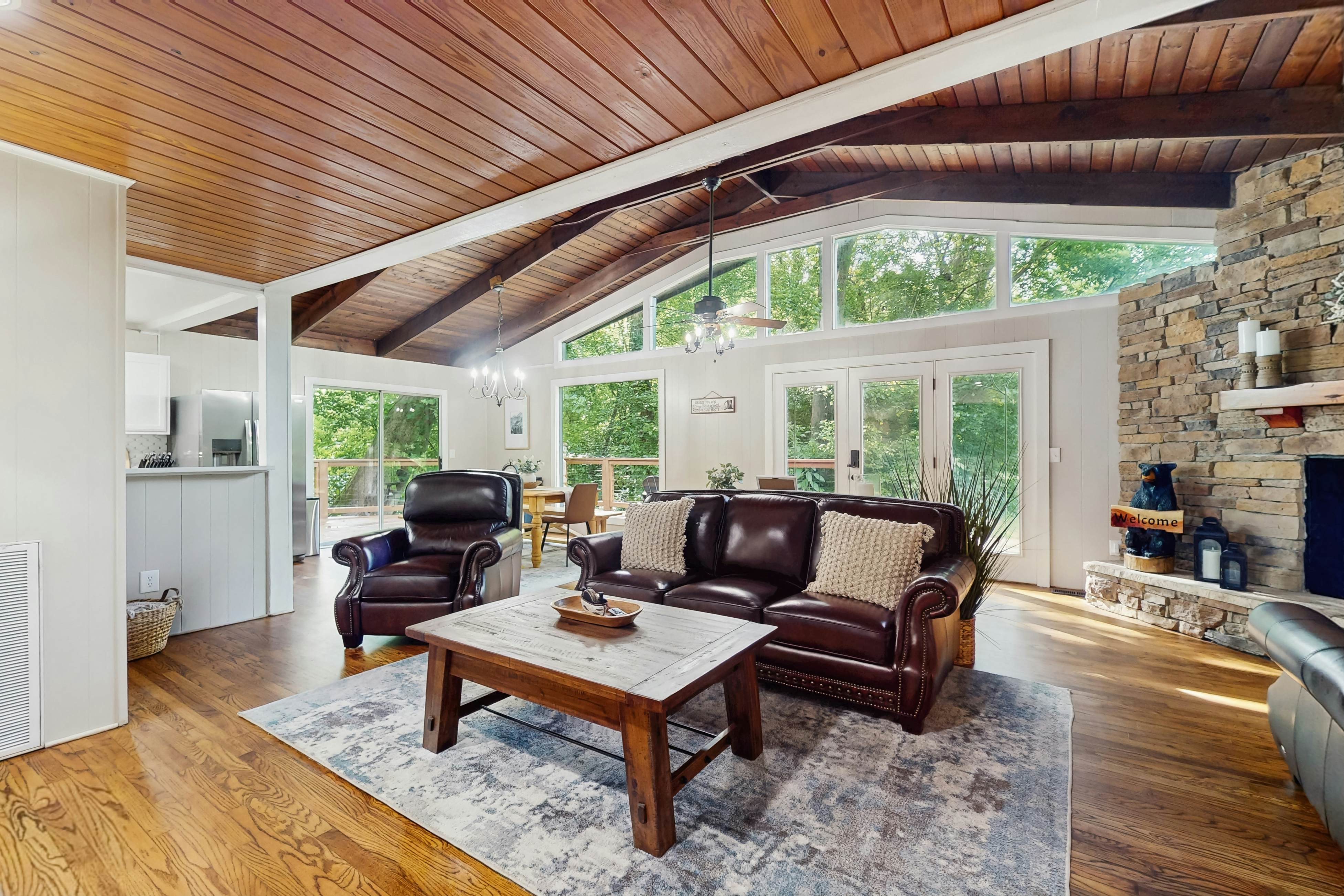 Charming Cabin, Sleeps 10・Hot Tub・Fireplace 