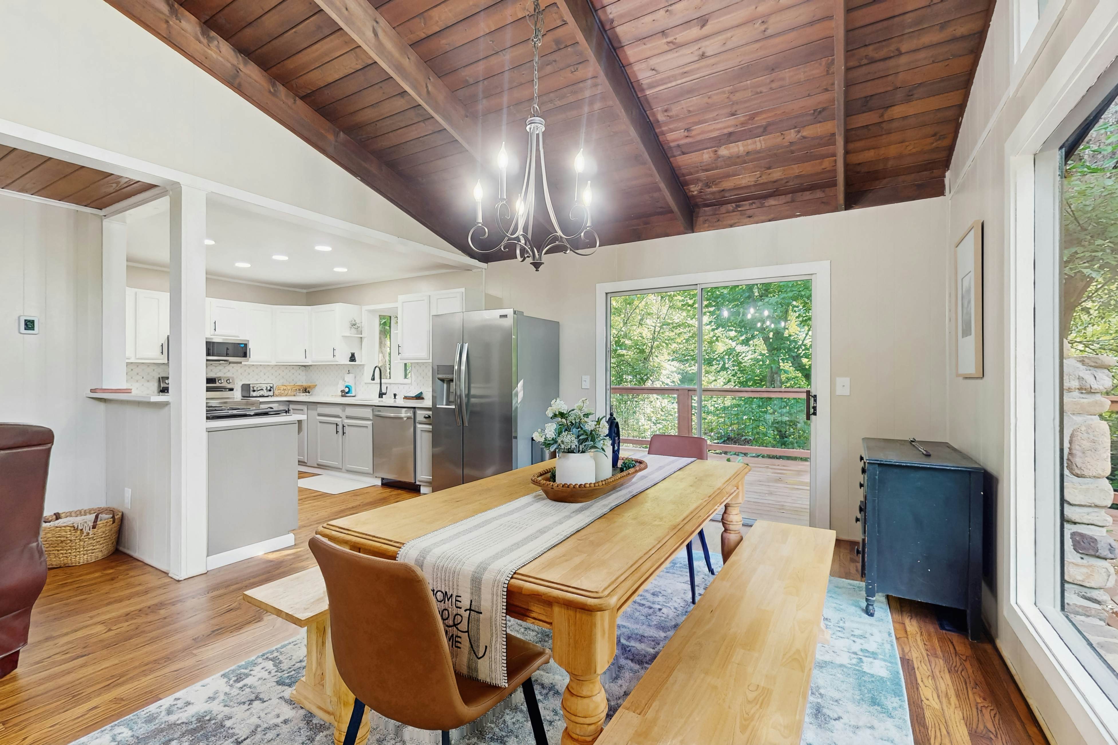 Charming Cabin, Sleeps 10・Hot Tub・Fireplace 