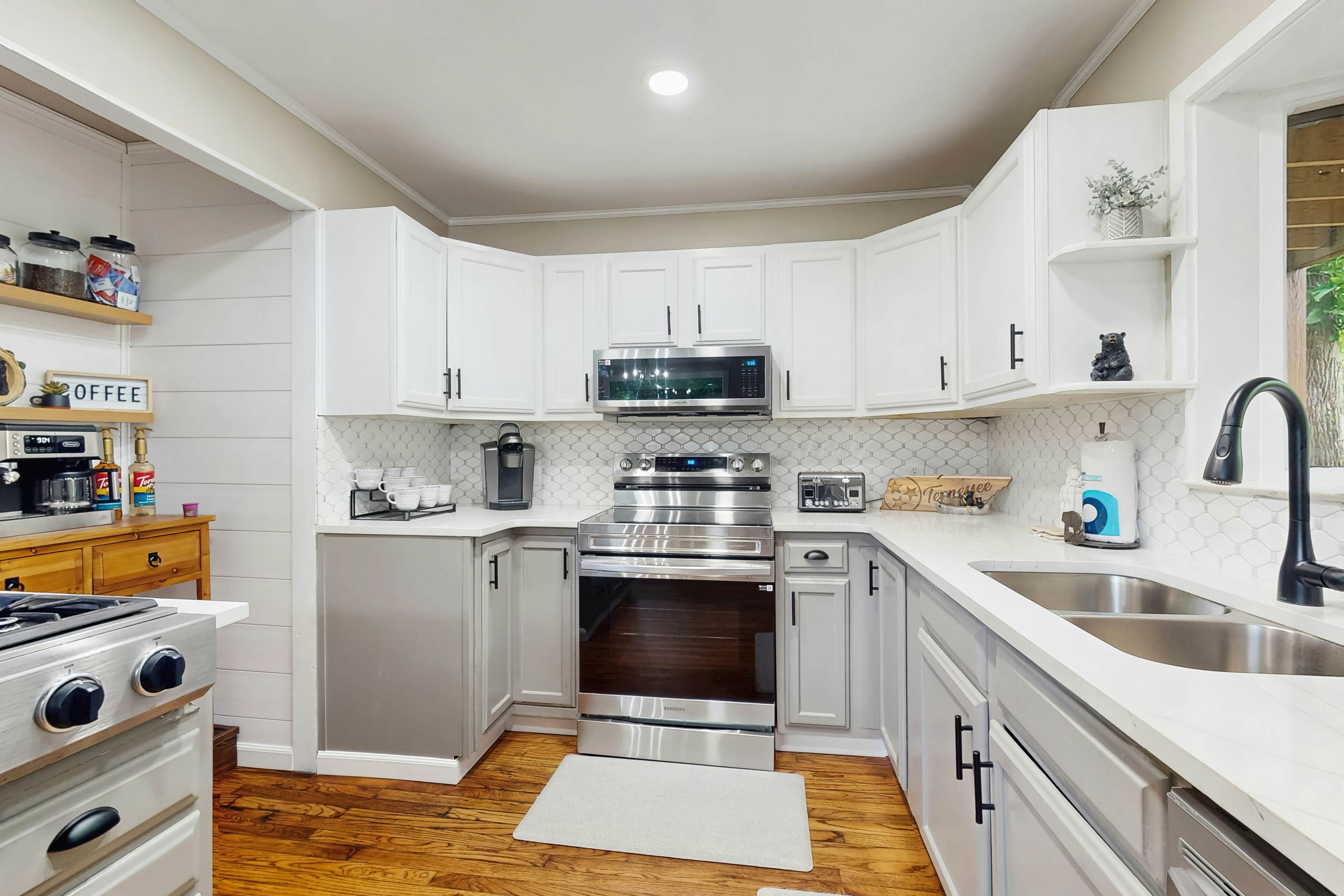 Charming Cabin, Sleeps 10・Hot Tub・Fireplace 