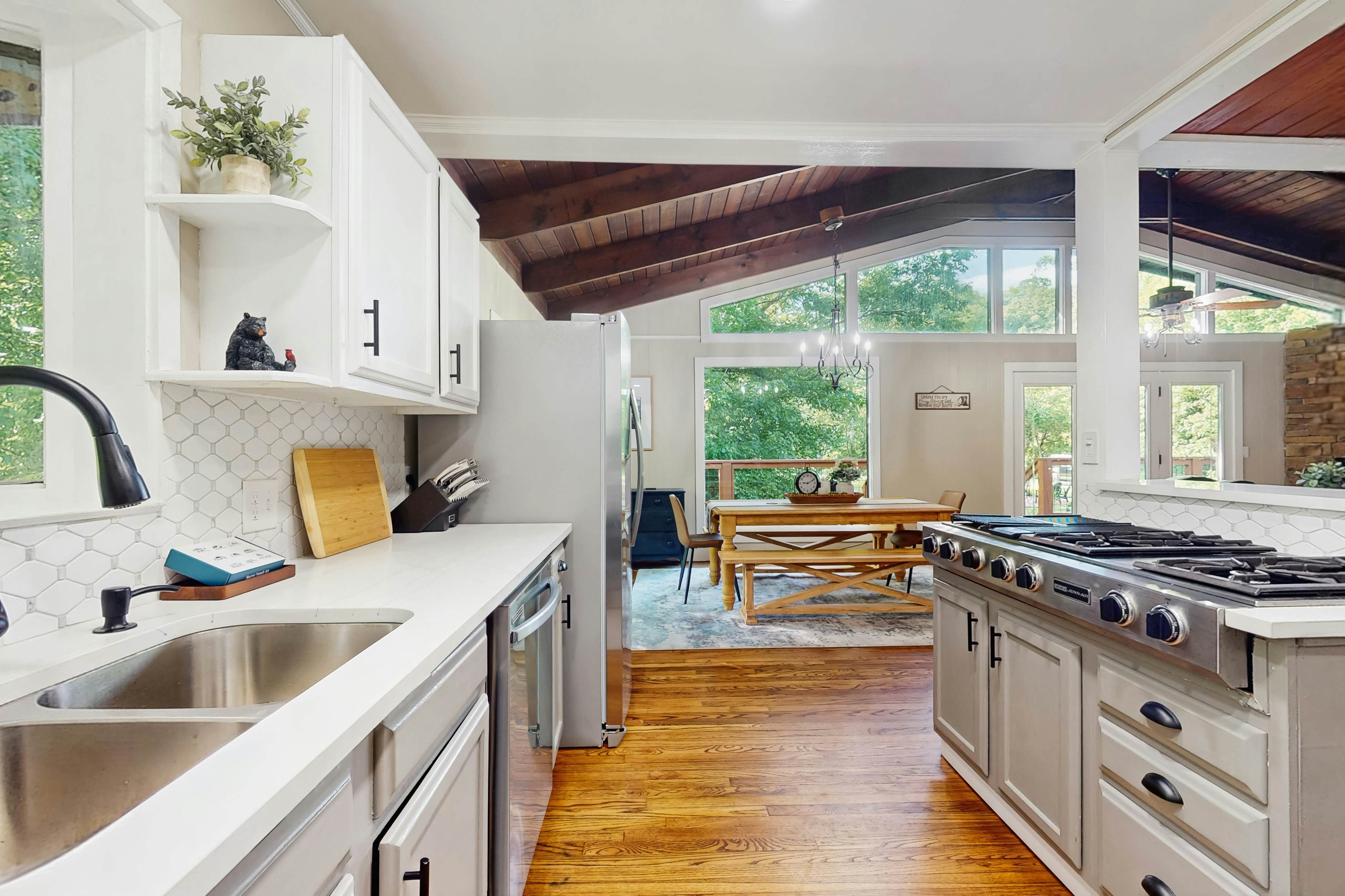 Charming Cabin, Sleeps 10・Hot Tub・Fireplace 