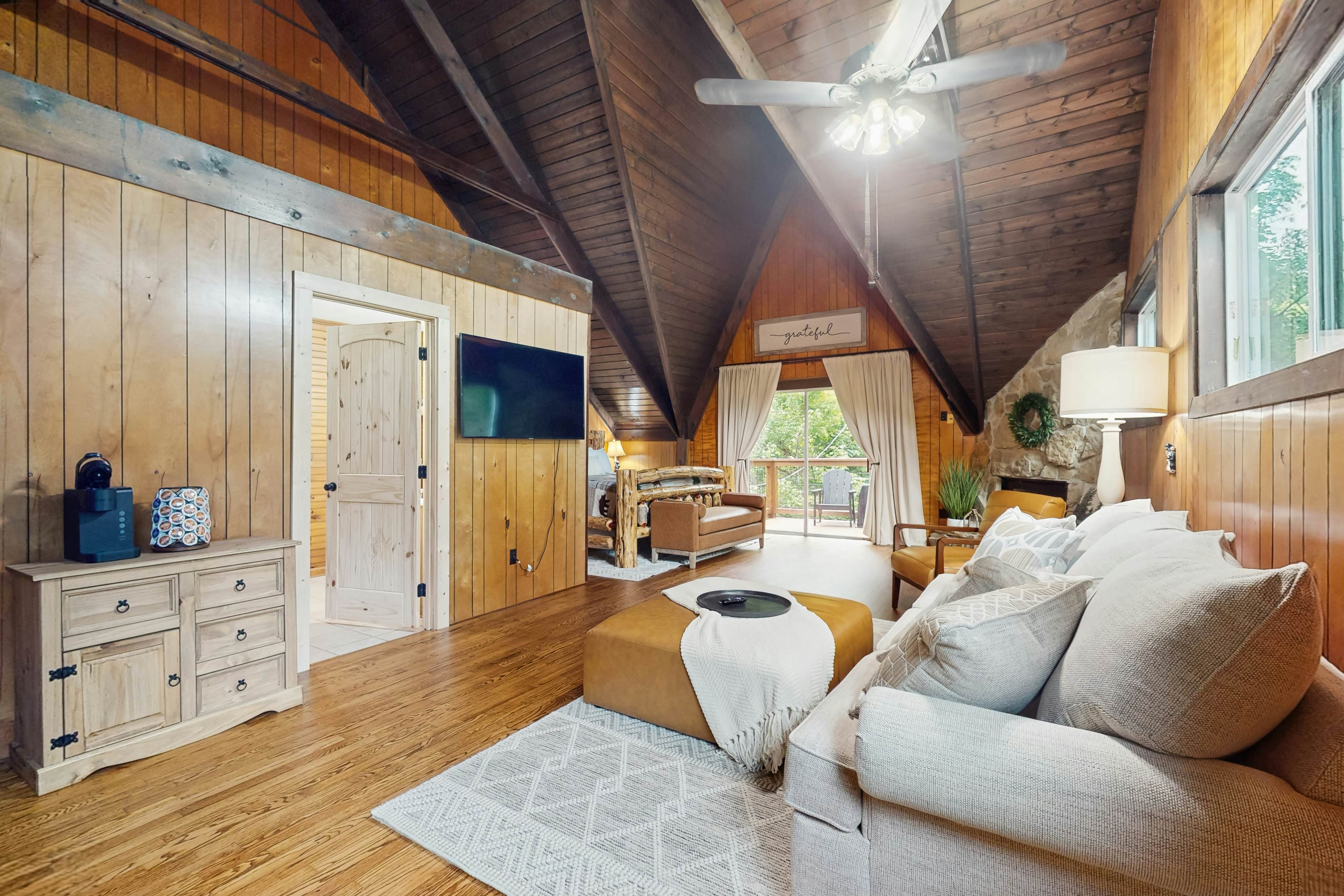 Charming Cabin, Sleeps 10・Hot Tub・Fireplace 