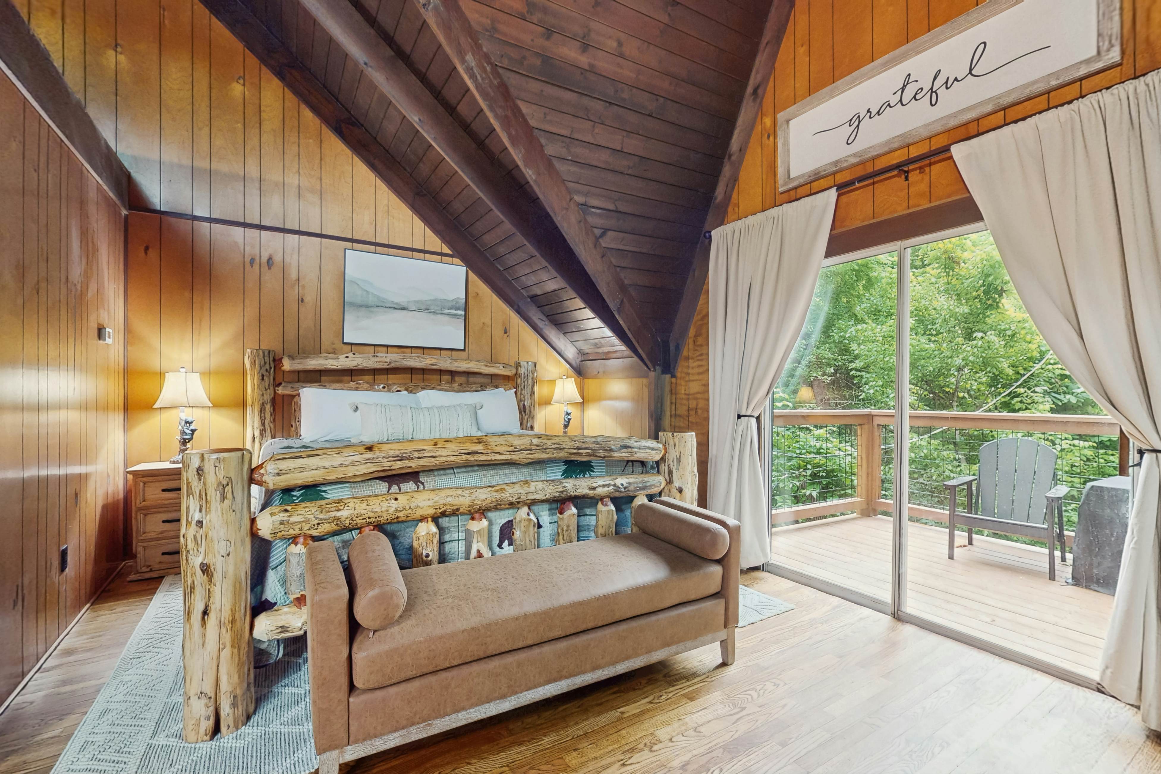 Charming Cabin, Sleeps 10・Hot Tub・Fireplace 