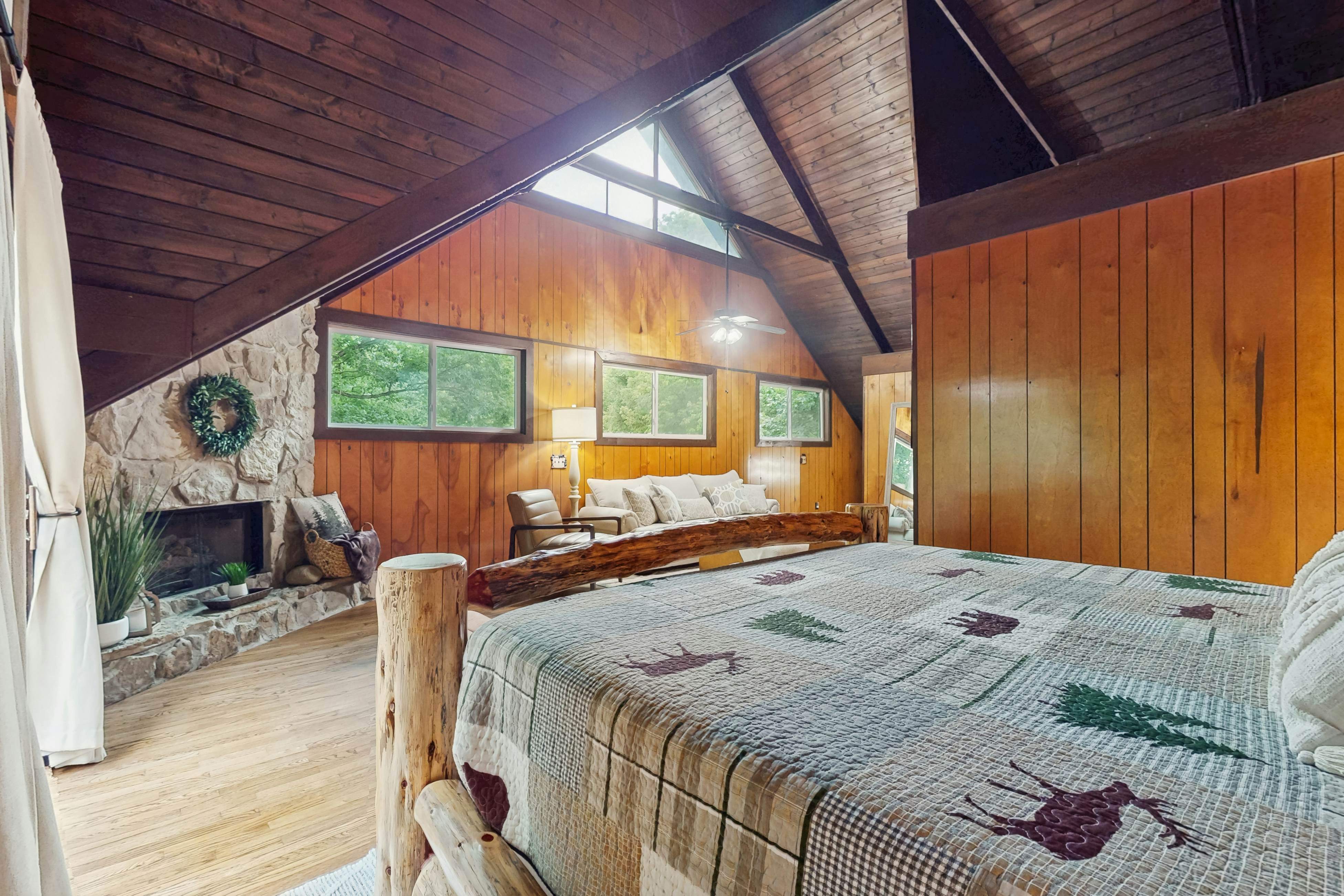 Charming Cabin, Sleeps 10・Hot Tub・Fireplace 