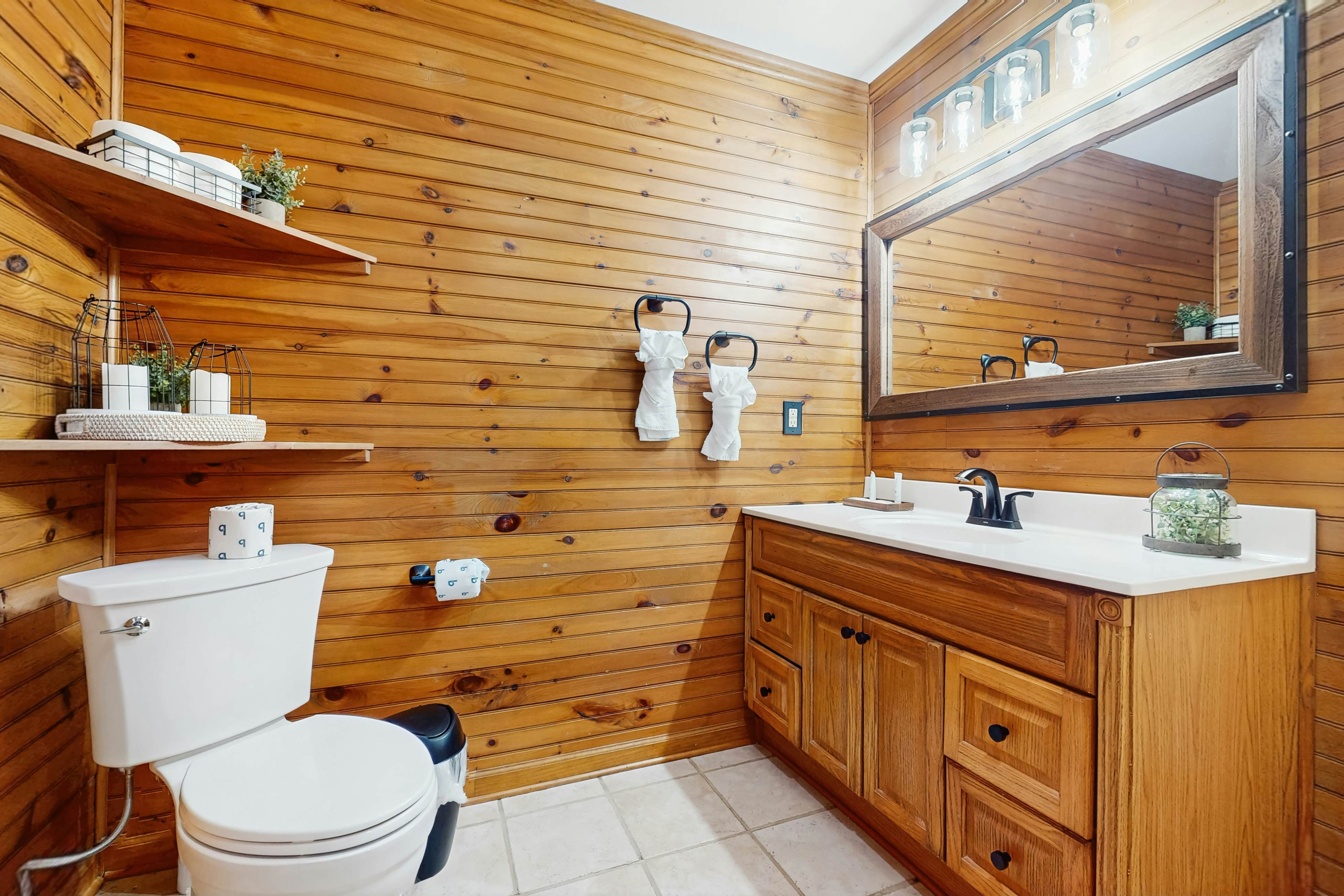 Charming Cabin, Sleeps 10・Hot Tub・Fireplace 