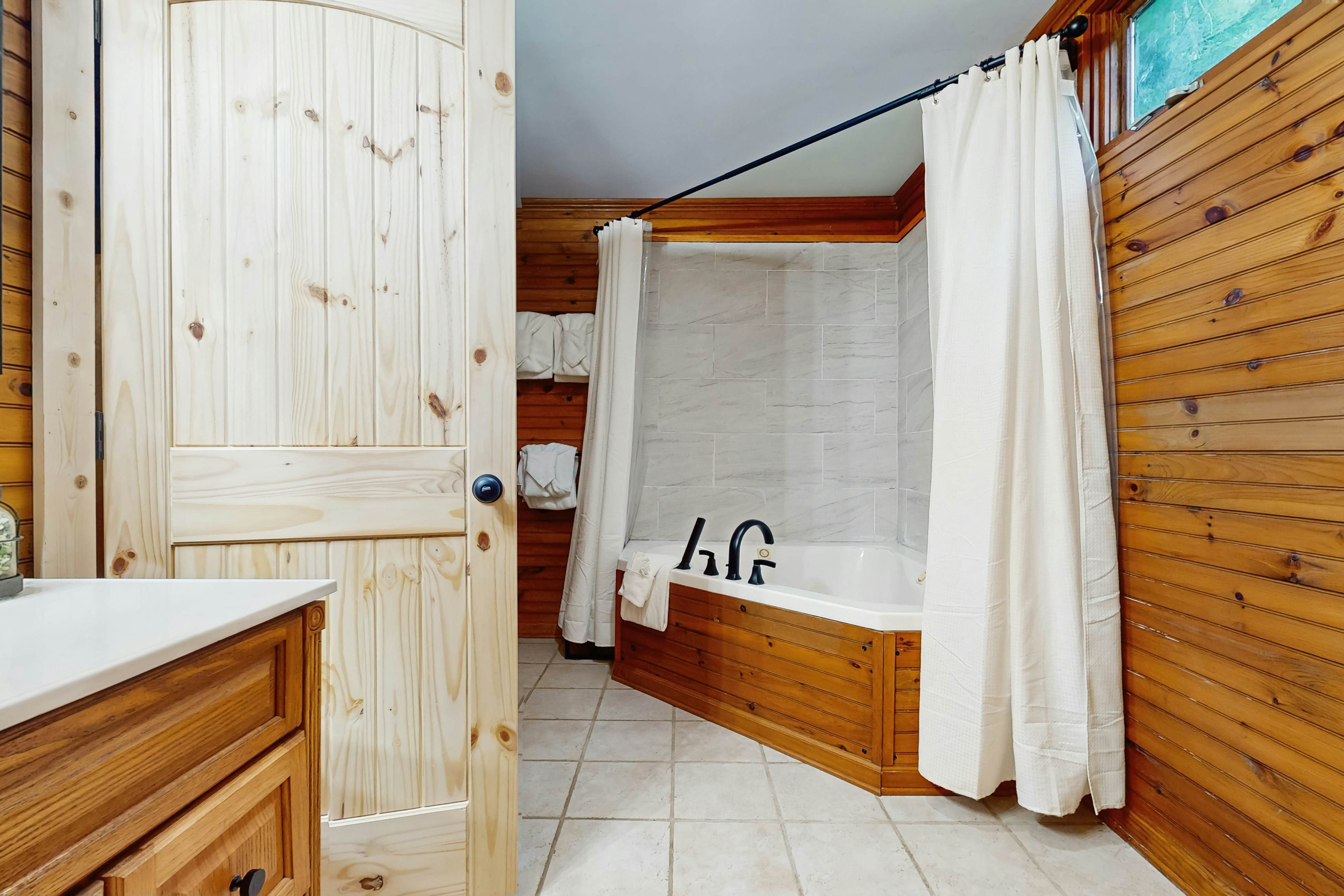 Charming Cabin, Sleeps 10・Hot Tub・Fireplace 