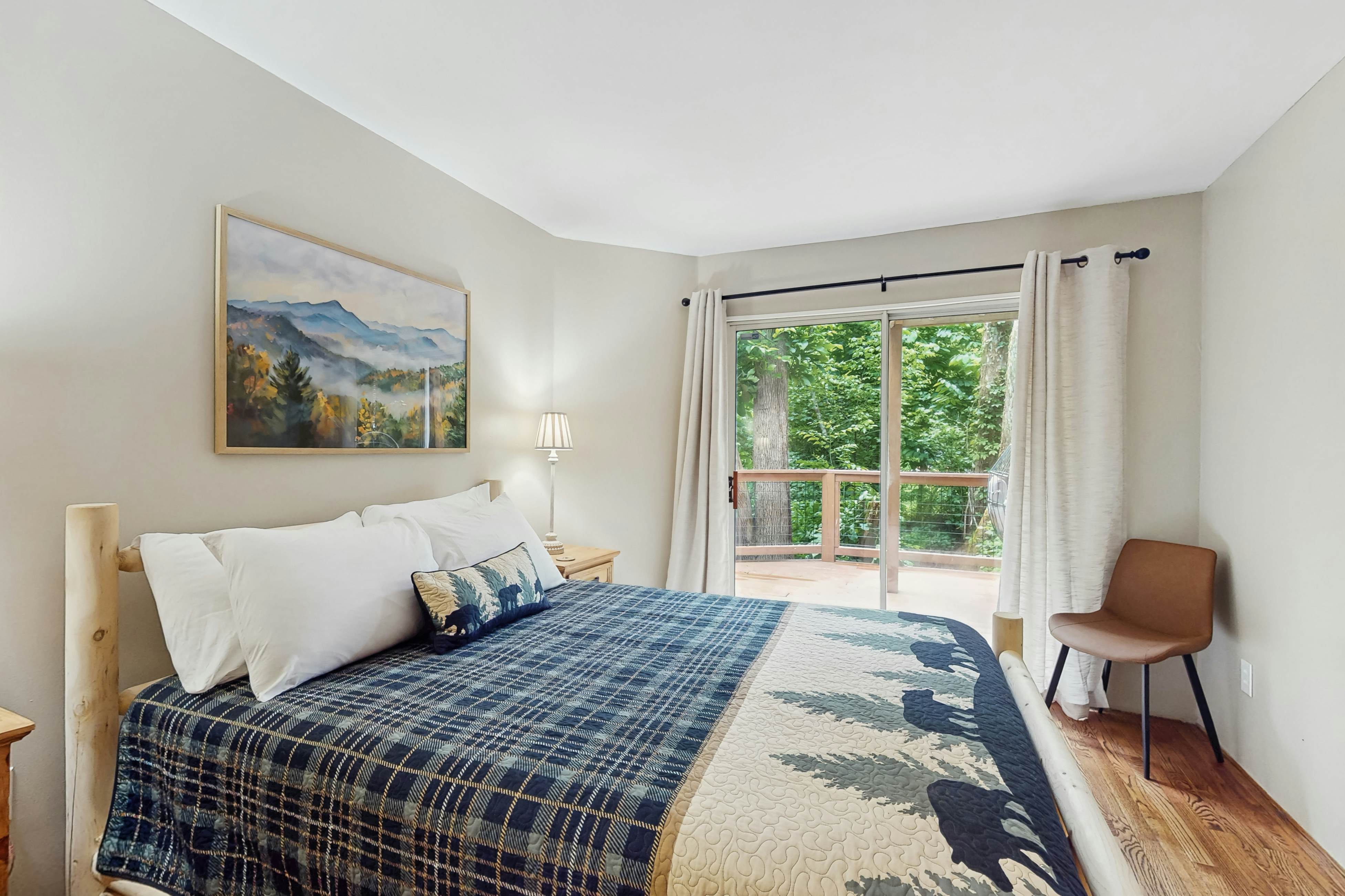 Charming Cabin, Sleeps 10・Hot Tub・Fireplace 