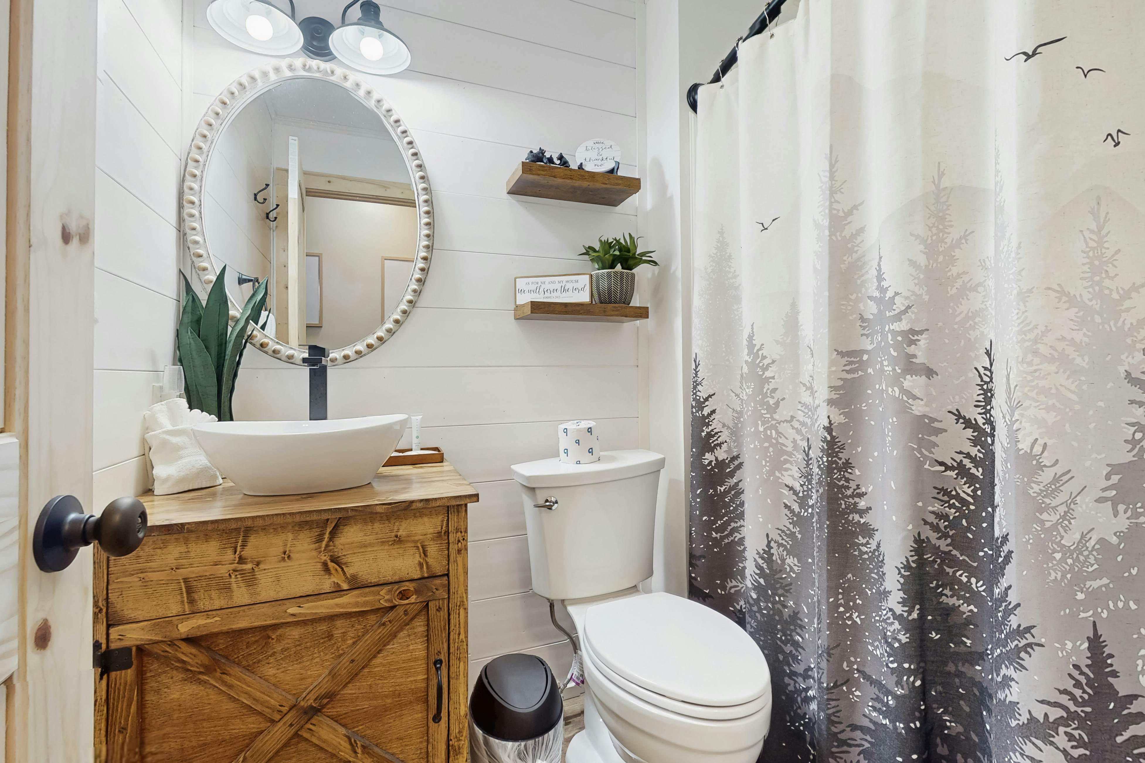 Charming Cabin, Sleeps 10・Hot Tub・Fireplace 