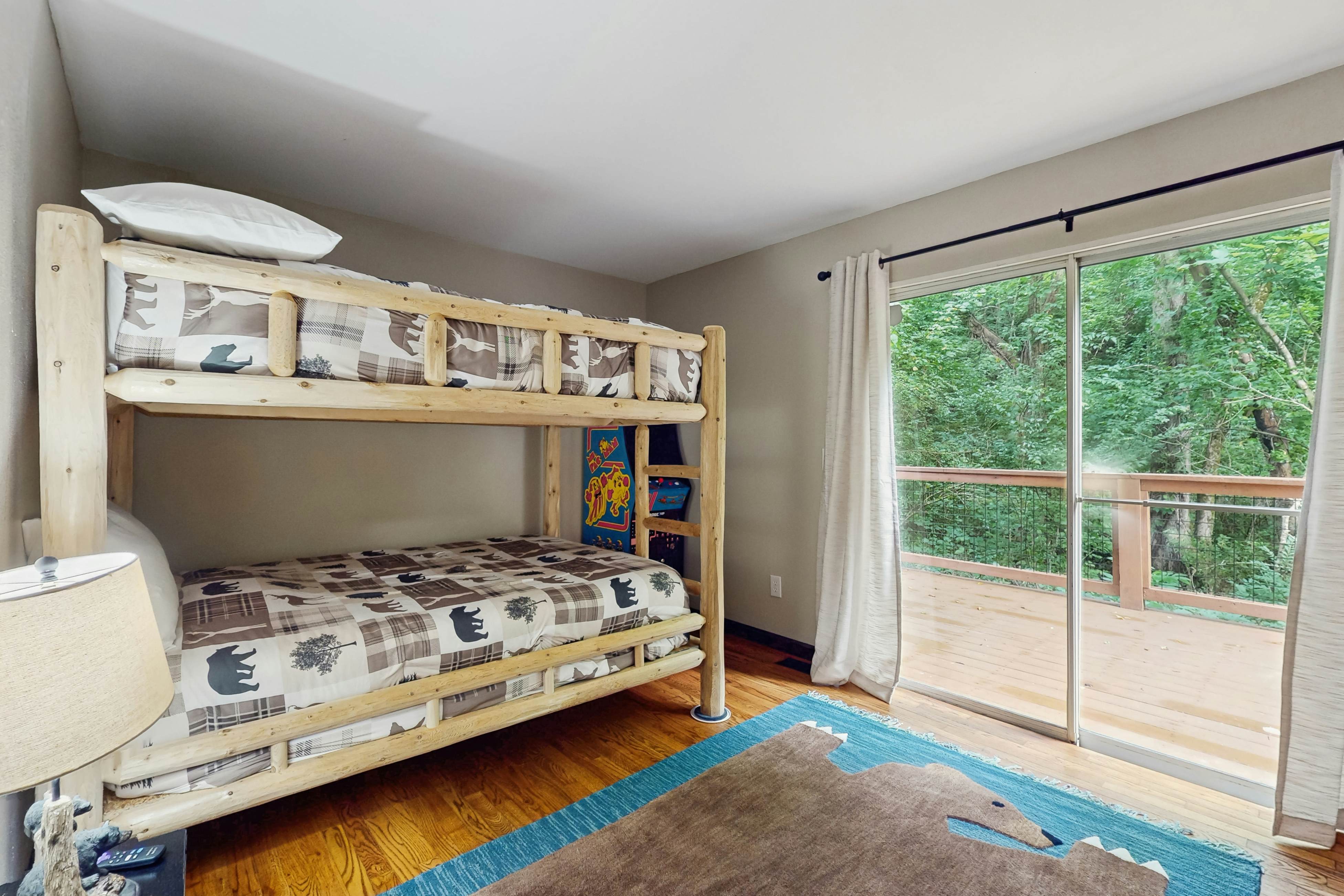 Charming Cabin, Sleeps 10・Hot Tub・Fireplace 