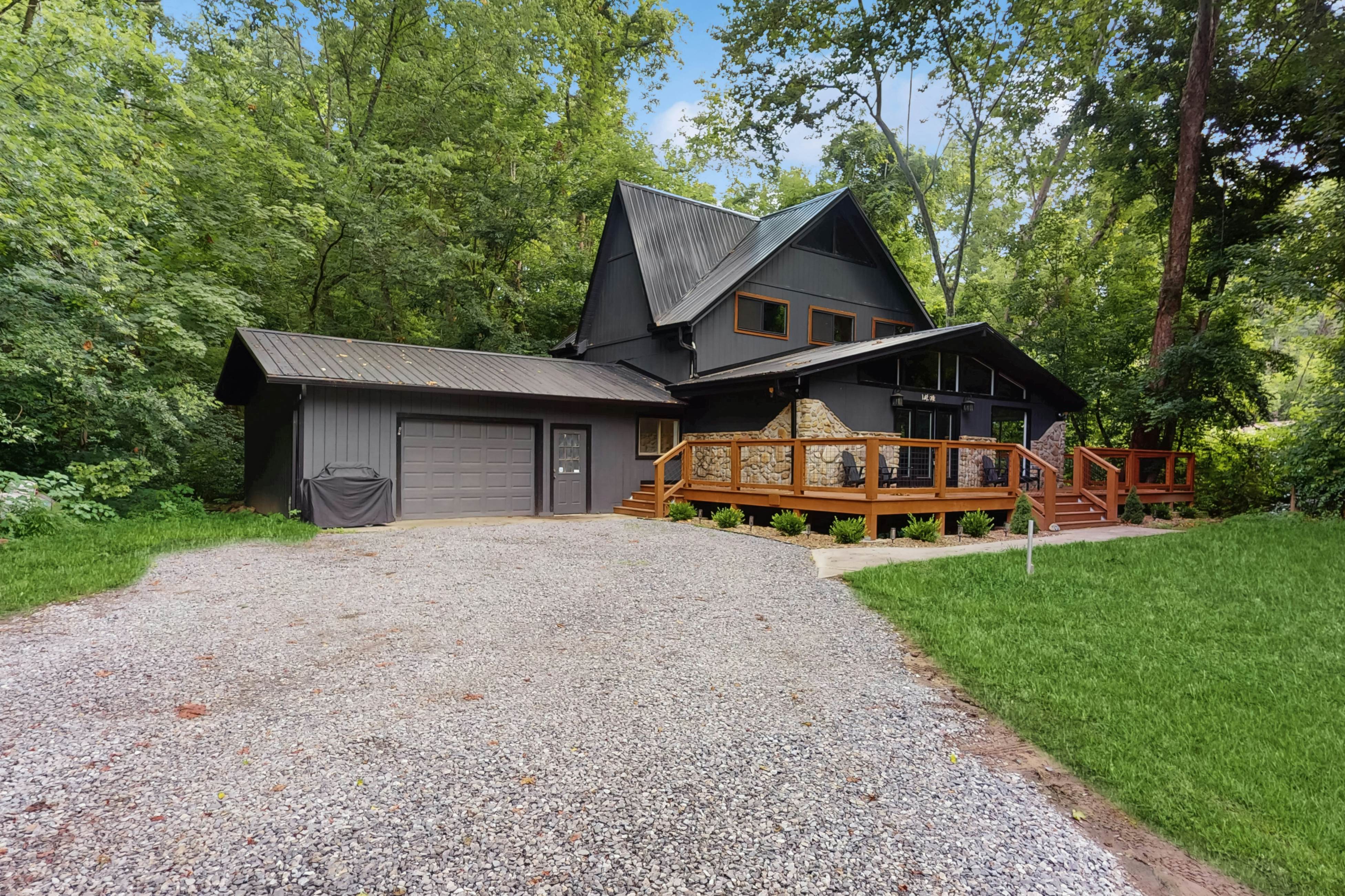 Charming Cabin, Sleeps 10・Hot Tub・Fireplace 