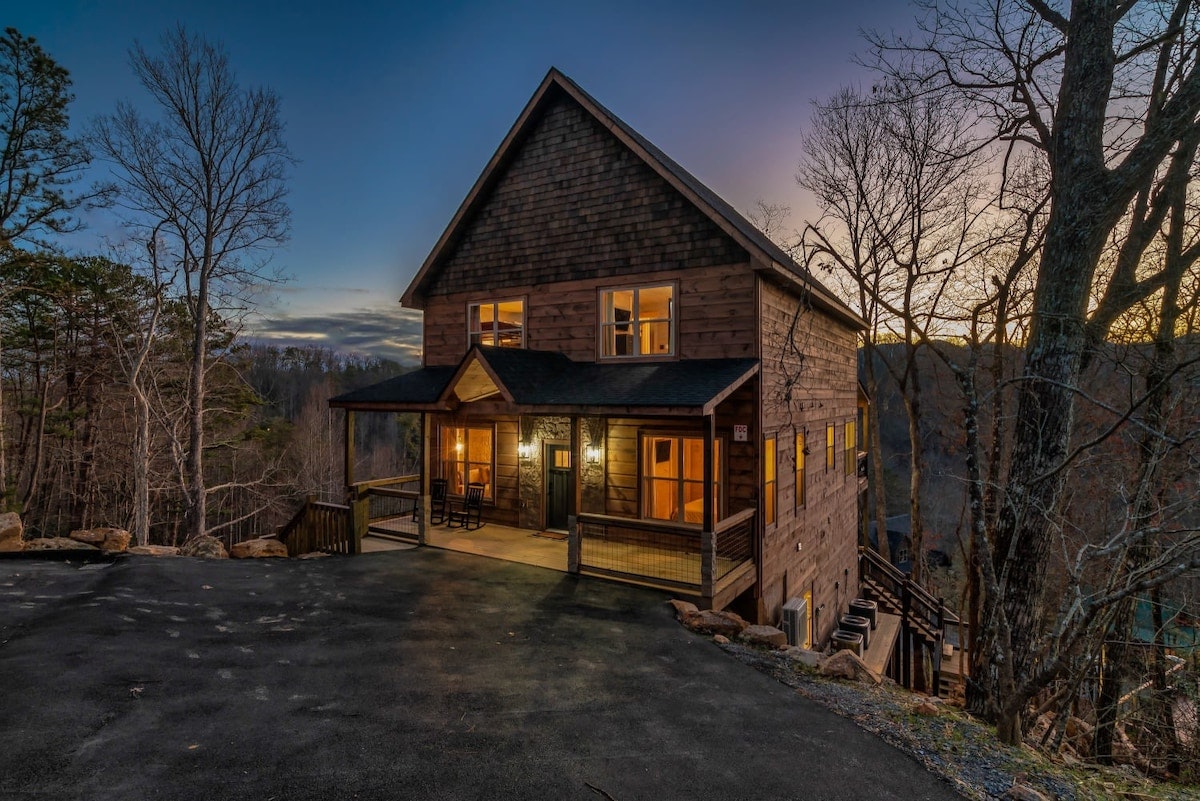 Indoor Pool・Sleeps 14・Hot Tub・Arcade・Grill・Games