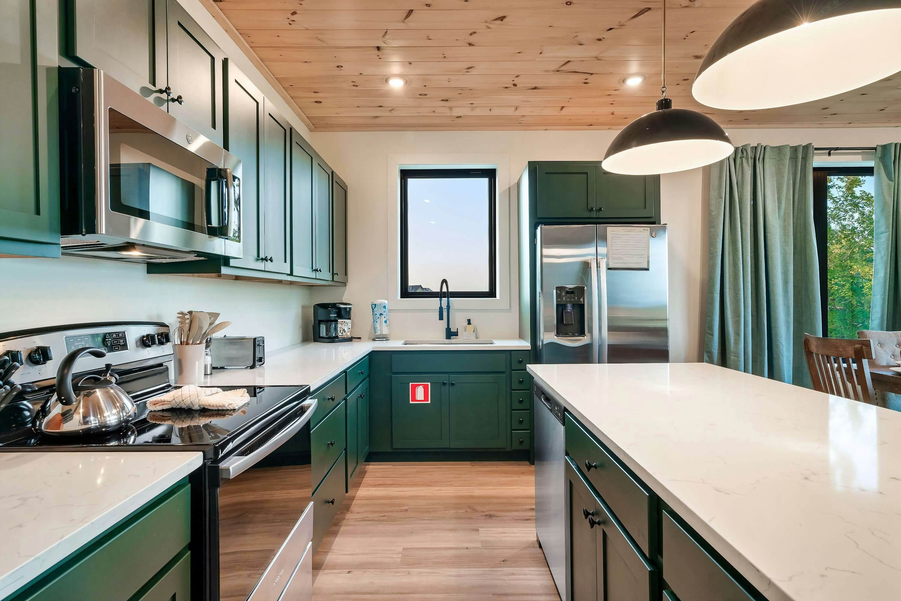 Sleeps 14, Cozy Escape・Indoor Pool, Theater, Games