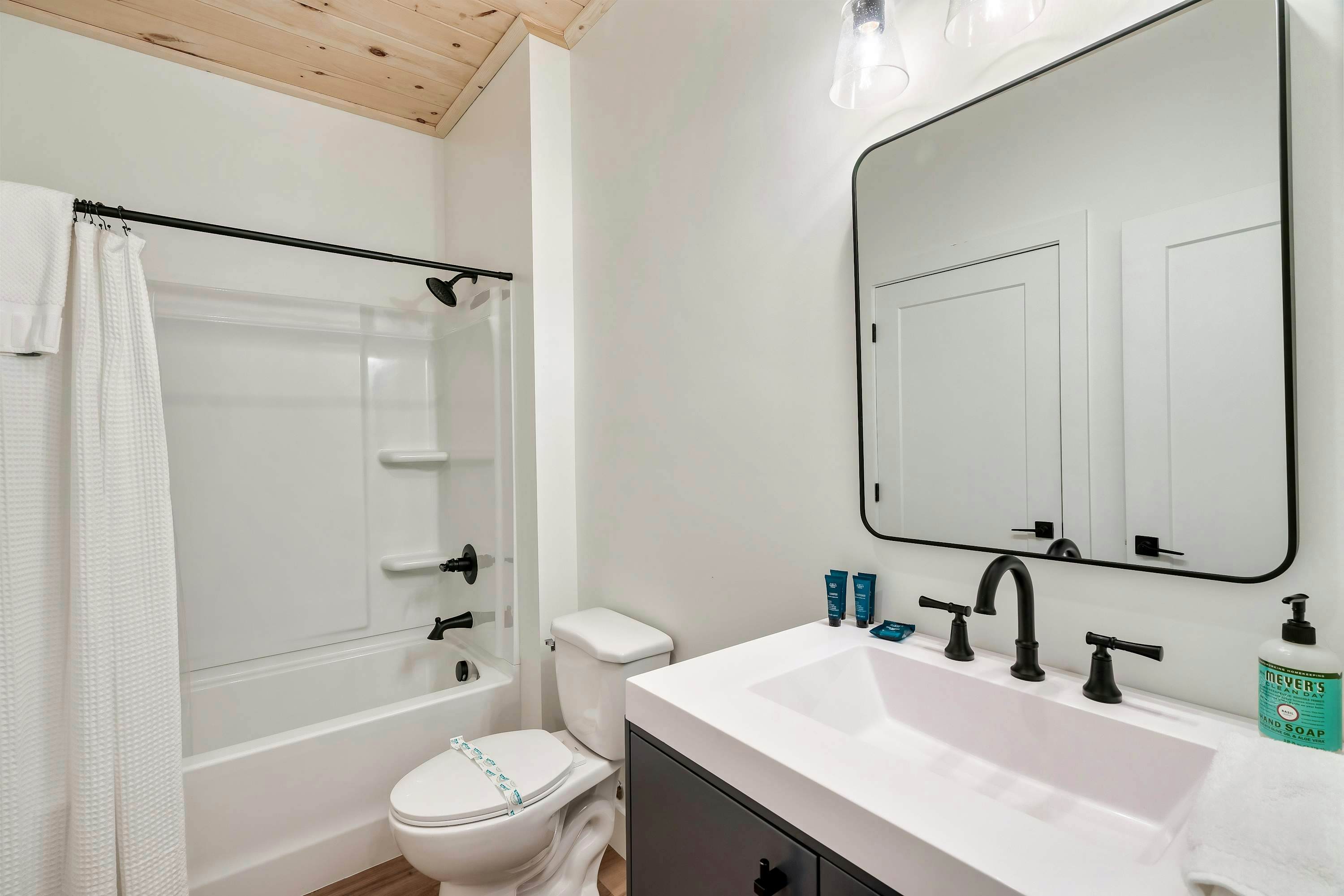 Sleeps 14, Cozy Escape・Indoor Pool, Theater, Games