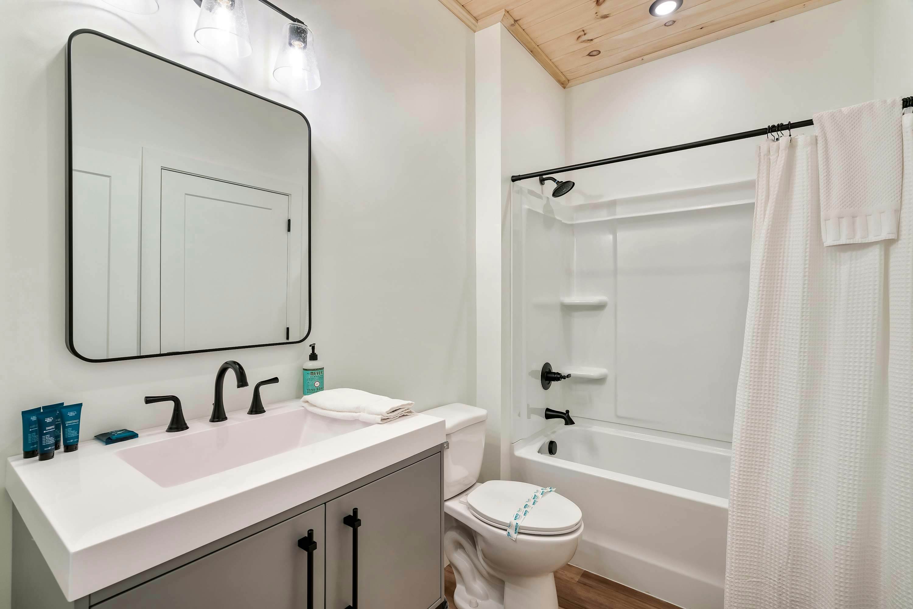 Sleeps 14, Cozy Escape・Indoor Pool, Theater, Games