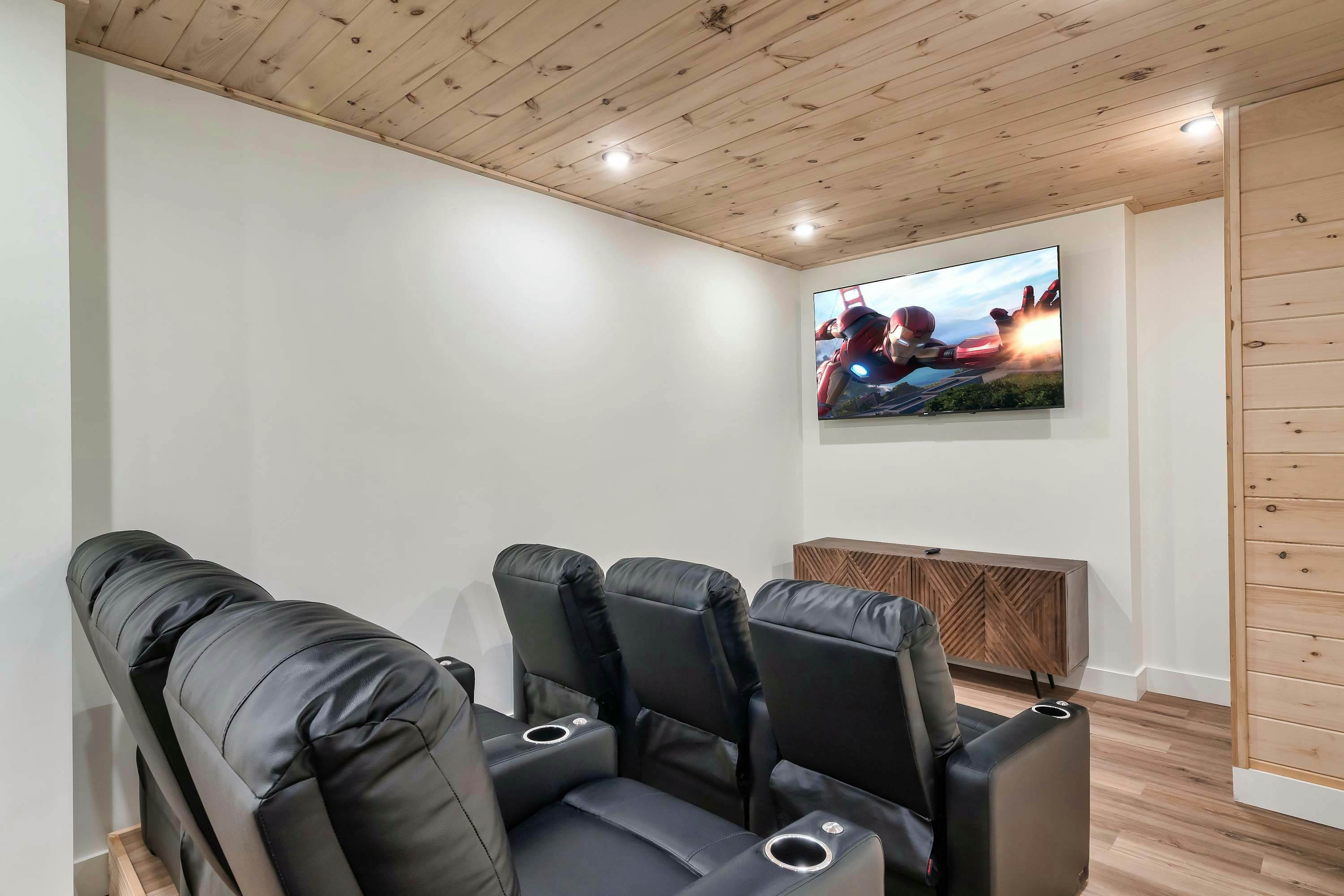 Sleeps 14, Cozy Escape・Indoor Pool, Theater, Games