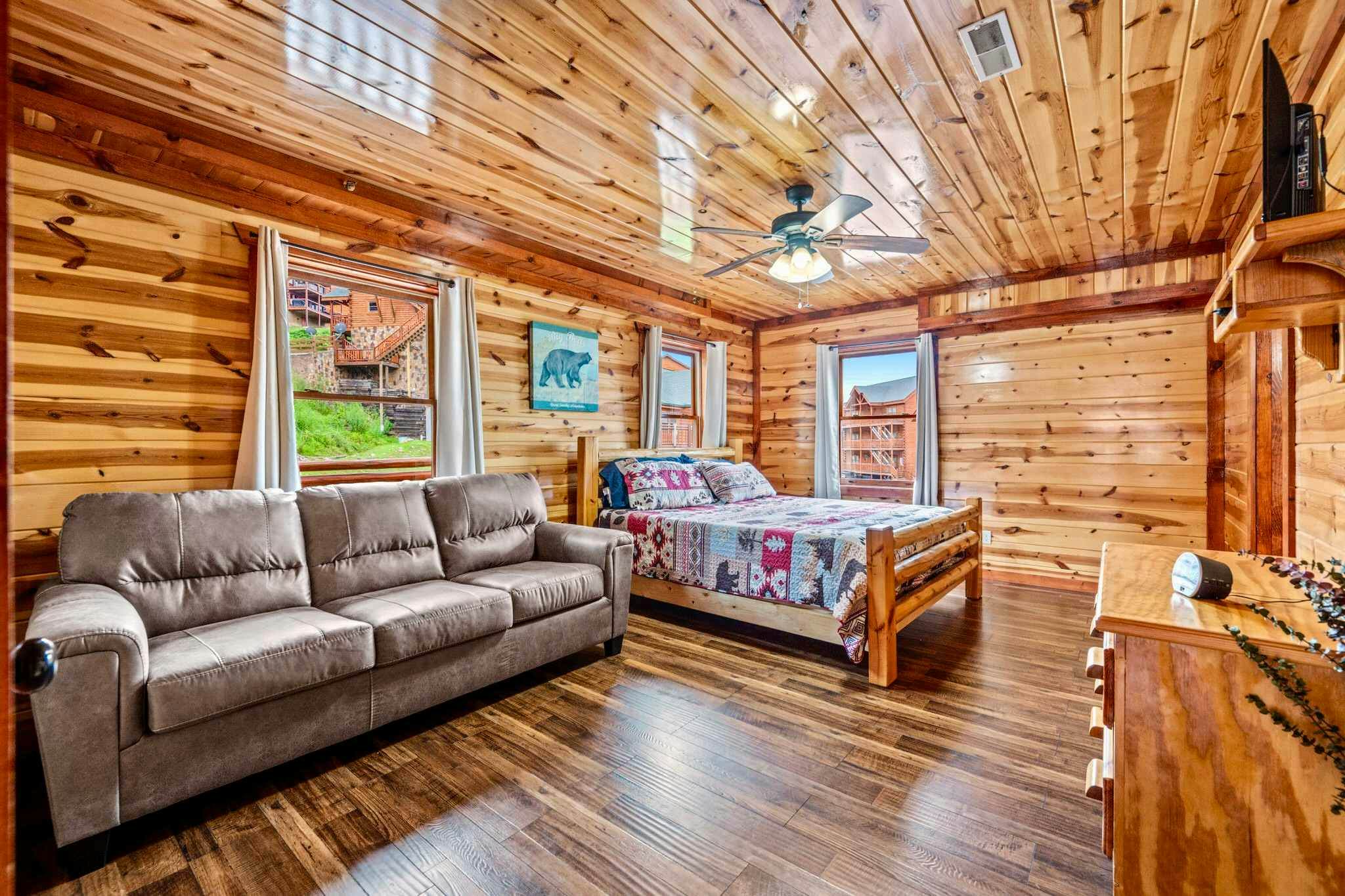 Luxury Cabin, Sleeps 20・Pool, Hot Tub, View, Games