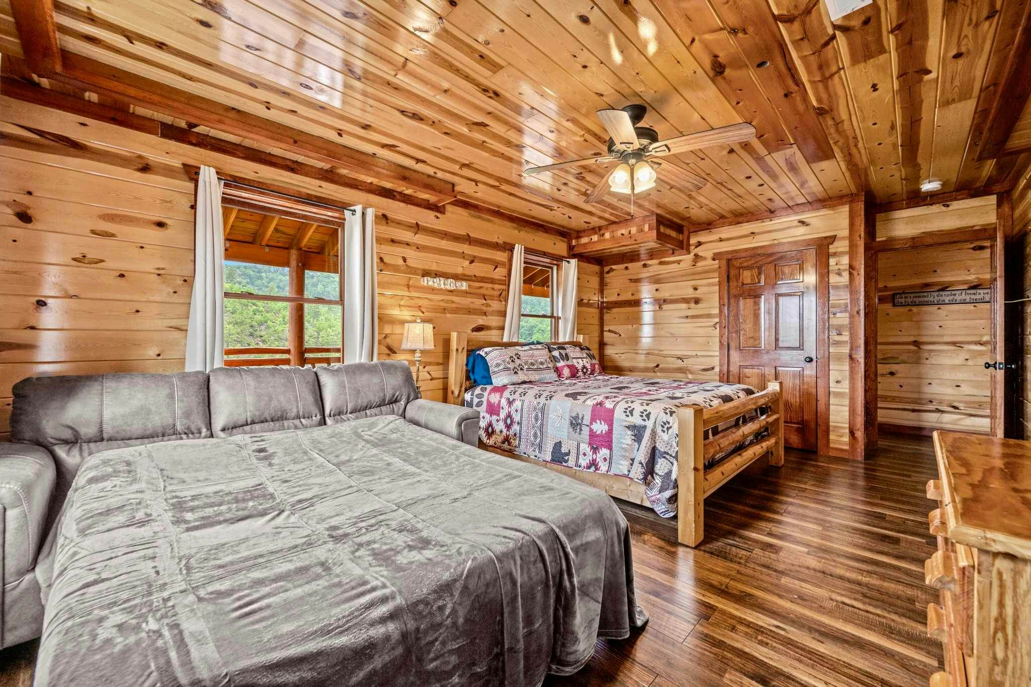 Luxury Cabin, Sleeps 20・Pool, Hot Tub, View, Games