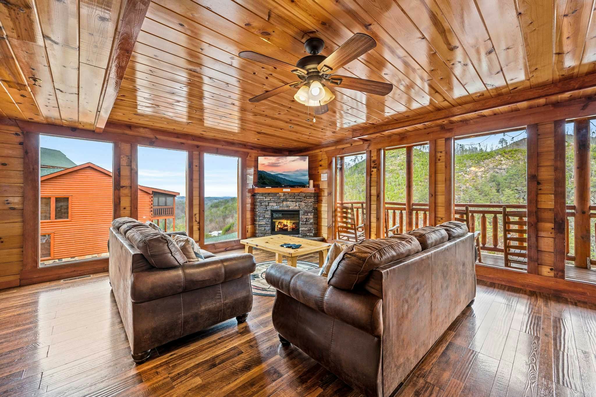 Luxury Cabin, Sleeps 20・Pool, Hot Tub, View, Games