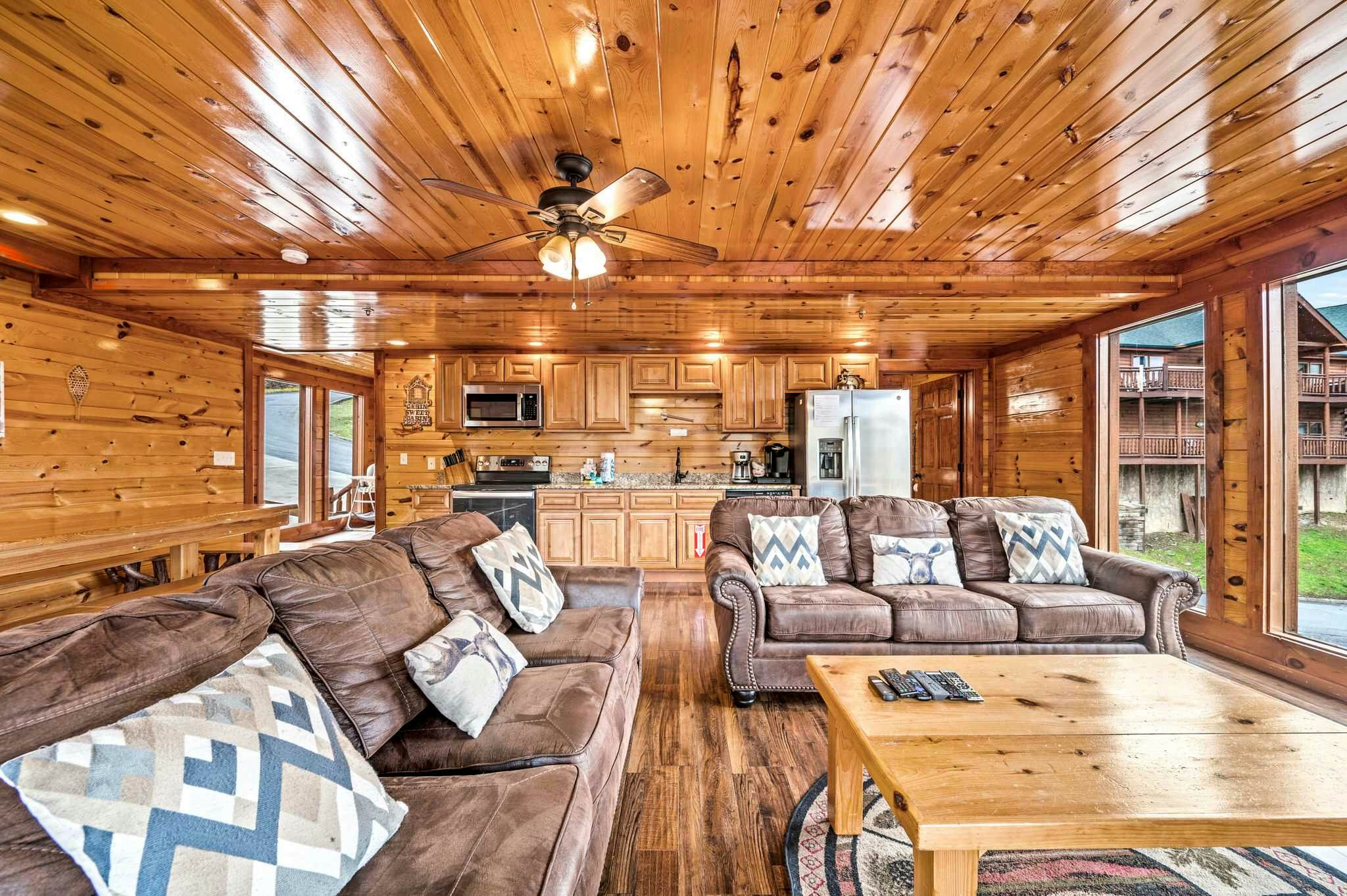 Luxury Cabin, Sleeps 20・Pool, Hot Tub, View, Games