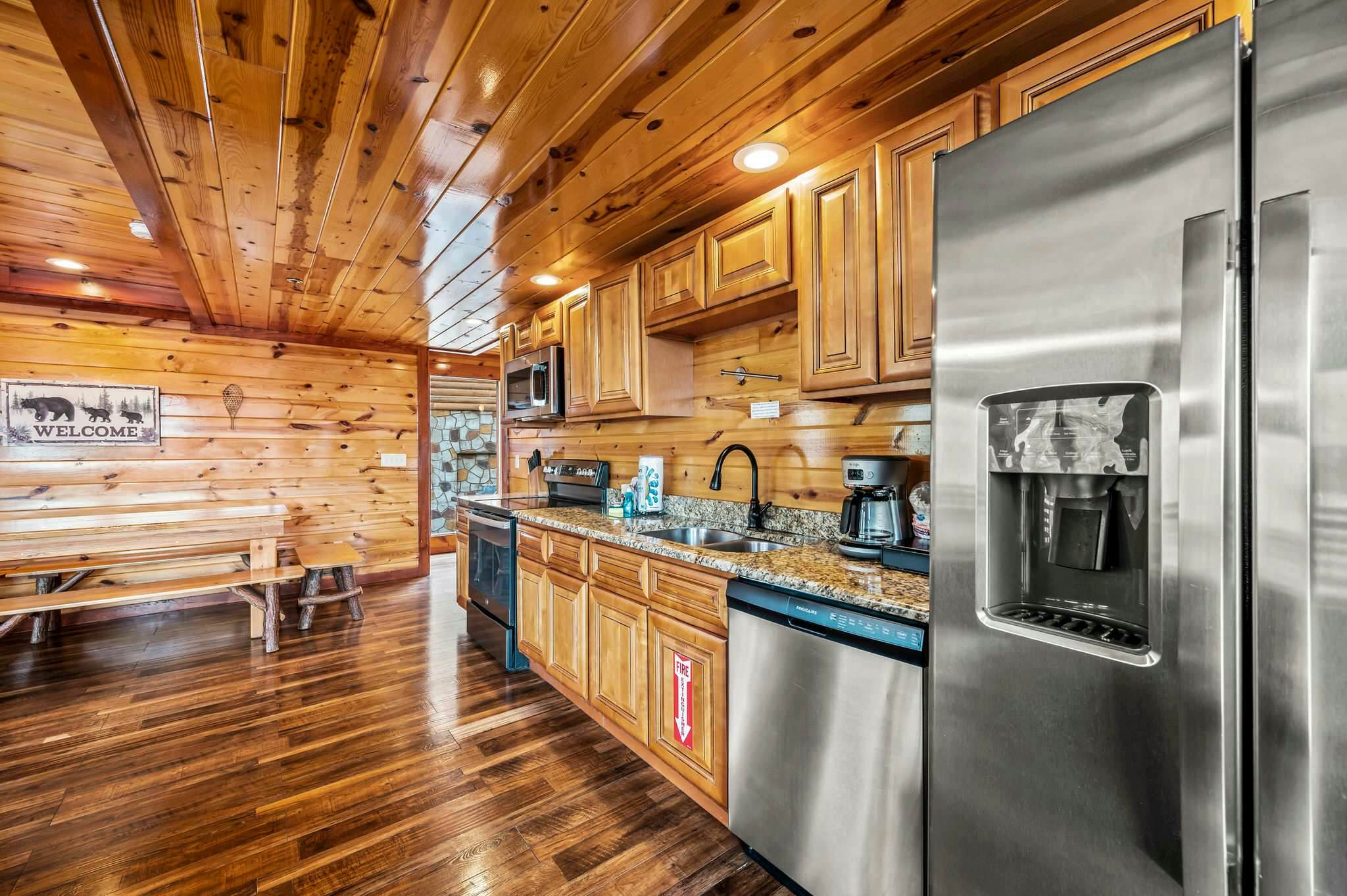 Luxury Cabin, Sleeps 20・Pool, Hot Tub, View, Games