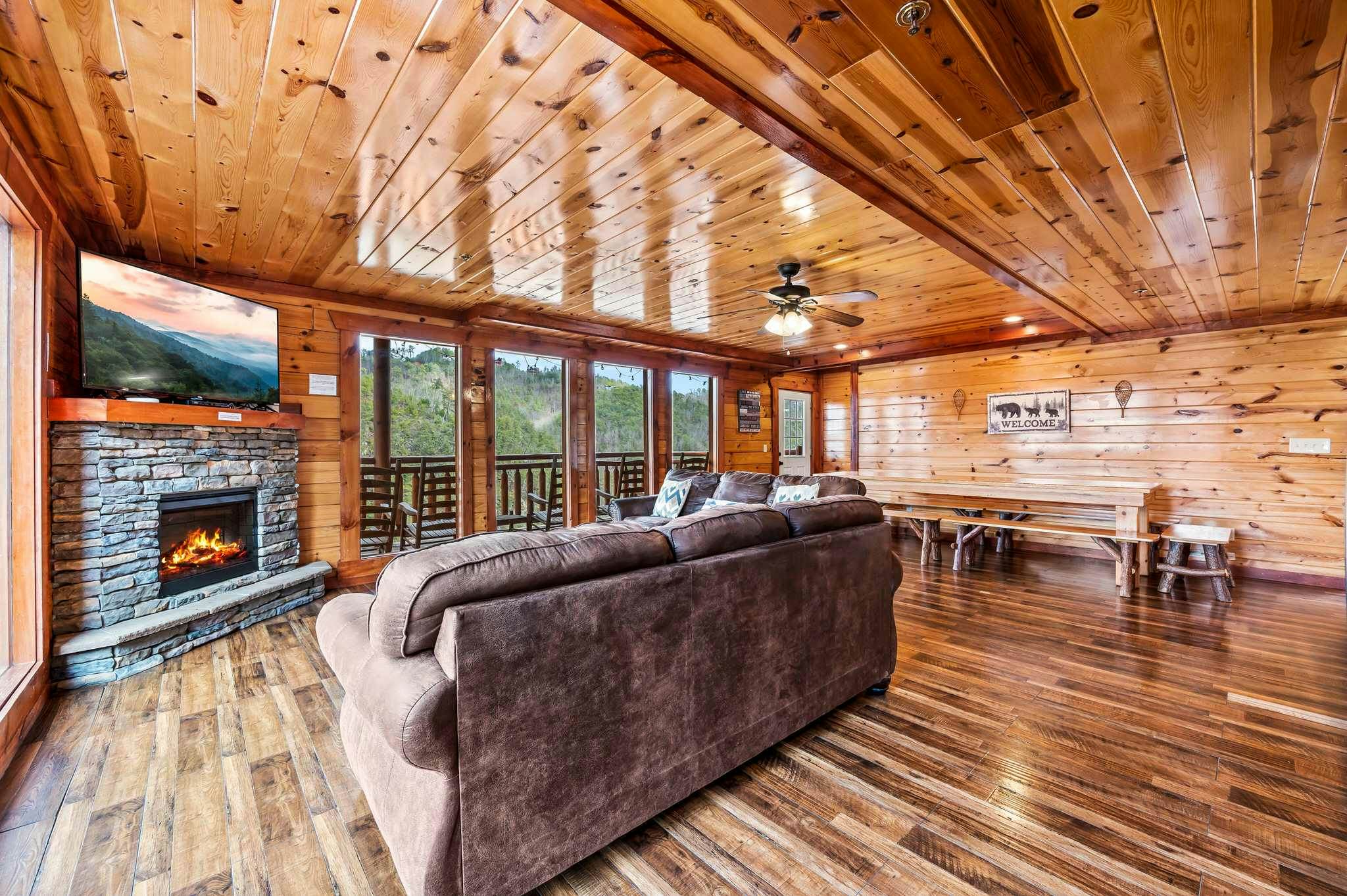 Luxury Cabin, Sleeps 20・Pool, Hot Tub, View, Games