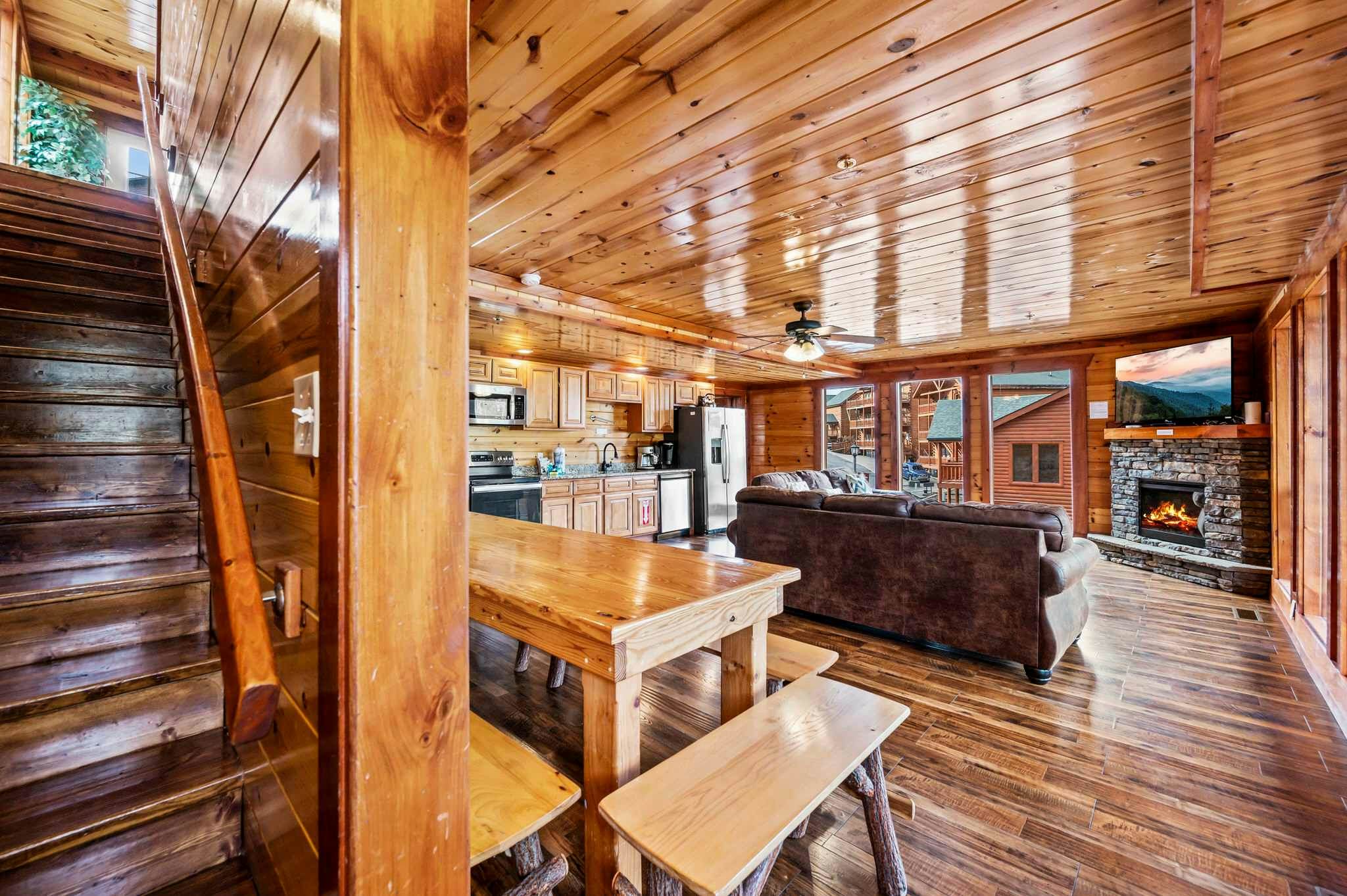 Luxury Cabin, Sleeps 20・Pool, Hot Tub, View, Games