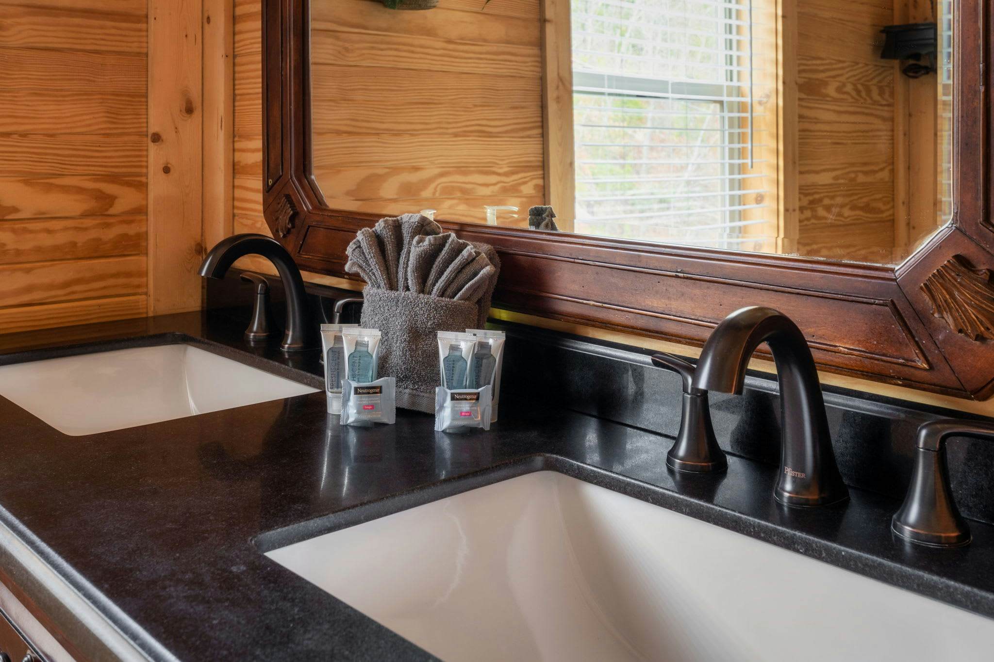 Luxury Cabin w/ Mountain view・Hot Tub, Fire pit