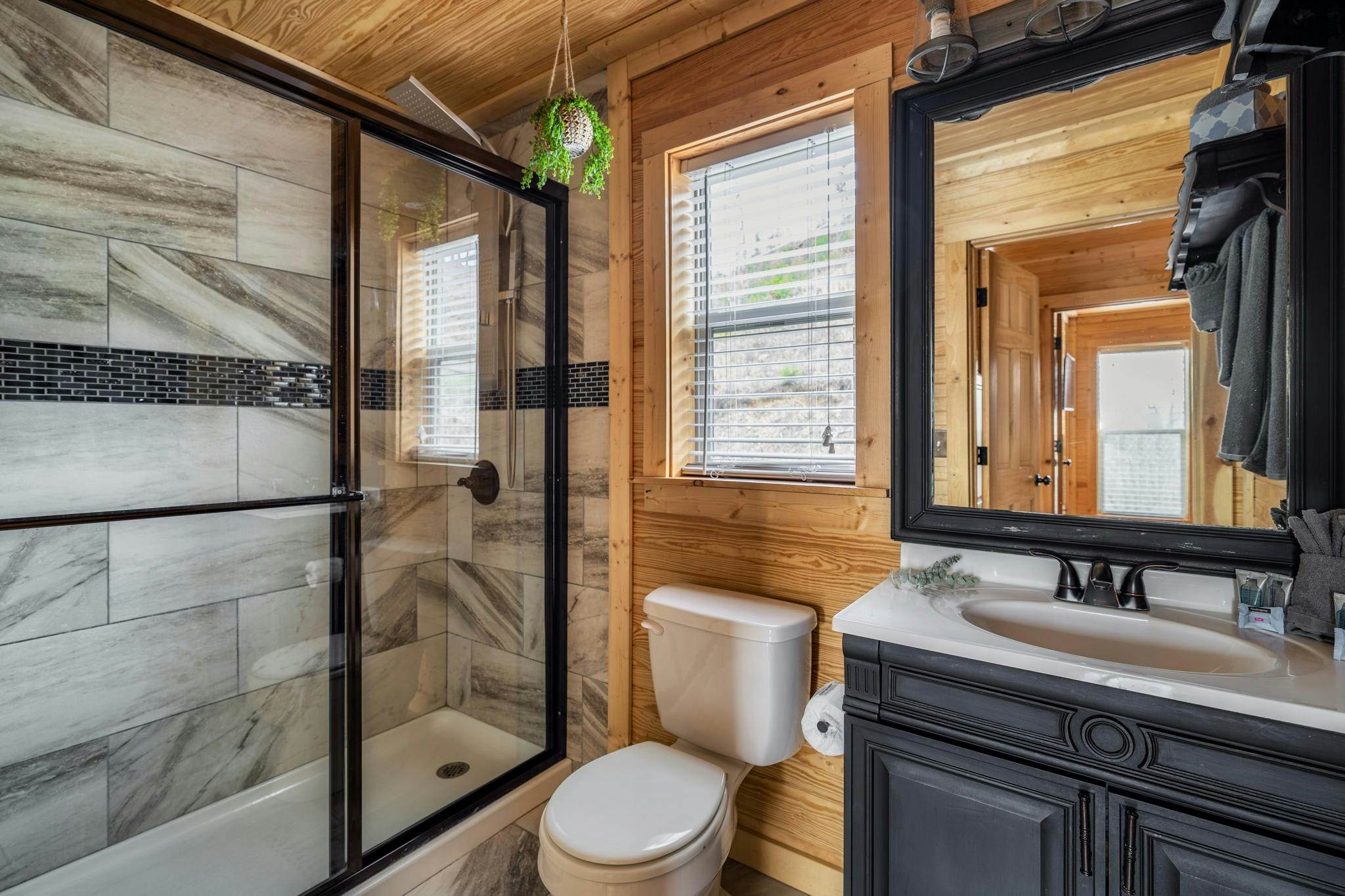 Luxury Cabin w/ Mountain view・Hot Tub, Fire pit