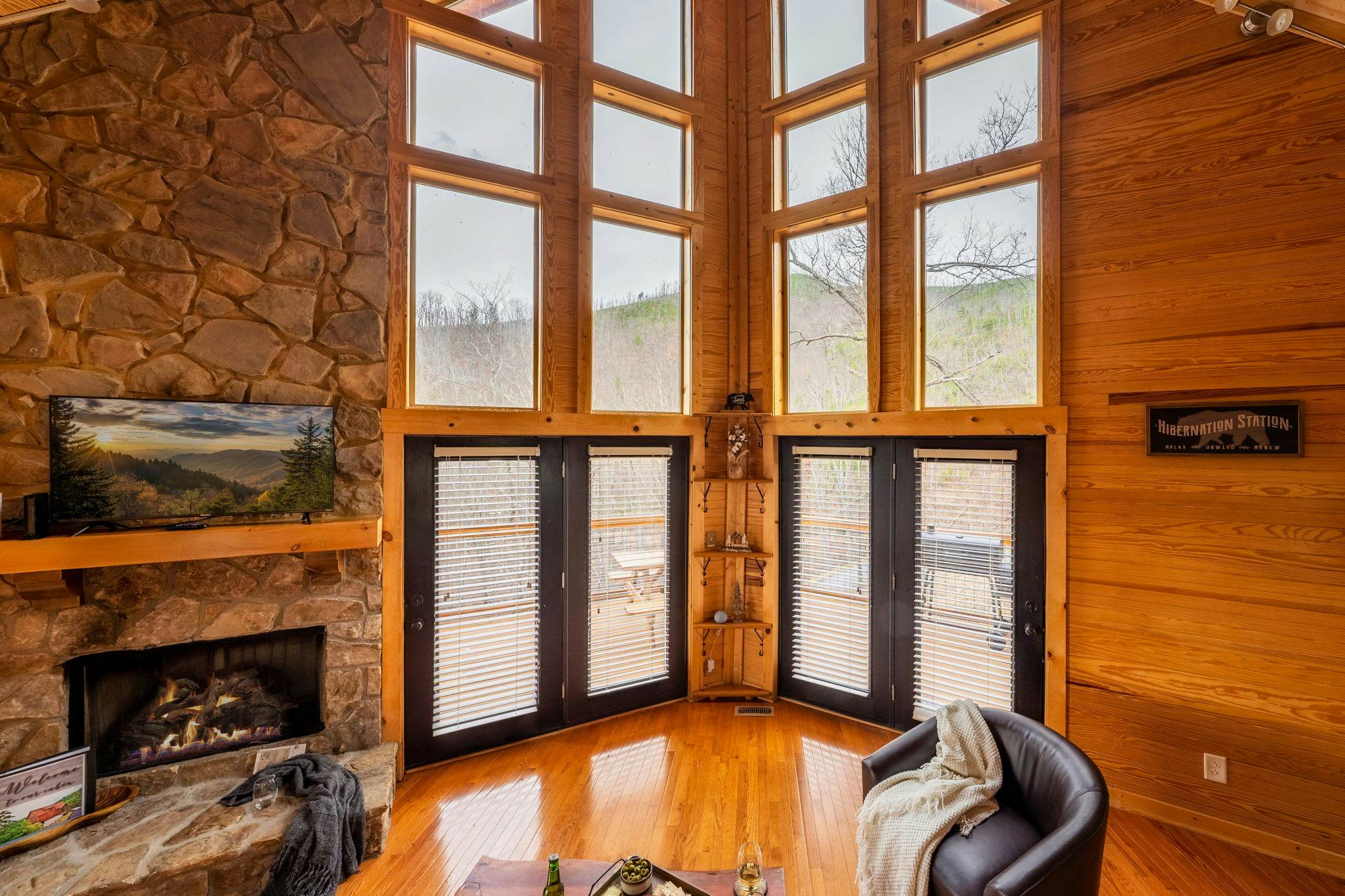 Luxury Cabin w/ Mountain view・Hot Tub, Fire pit