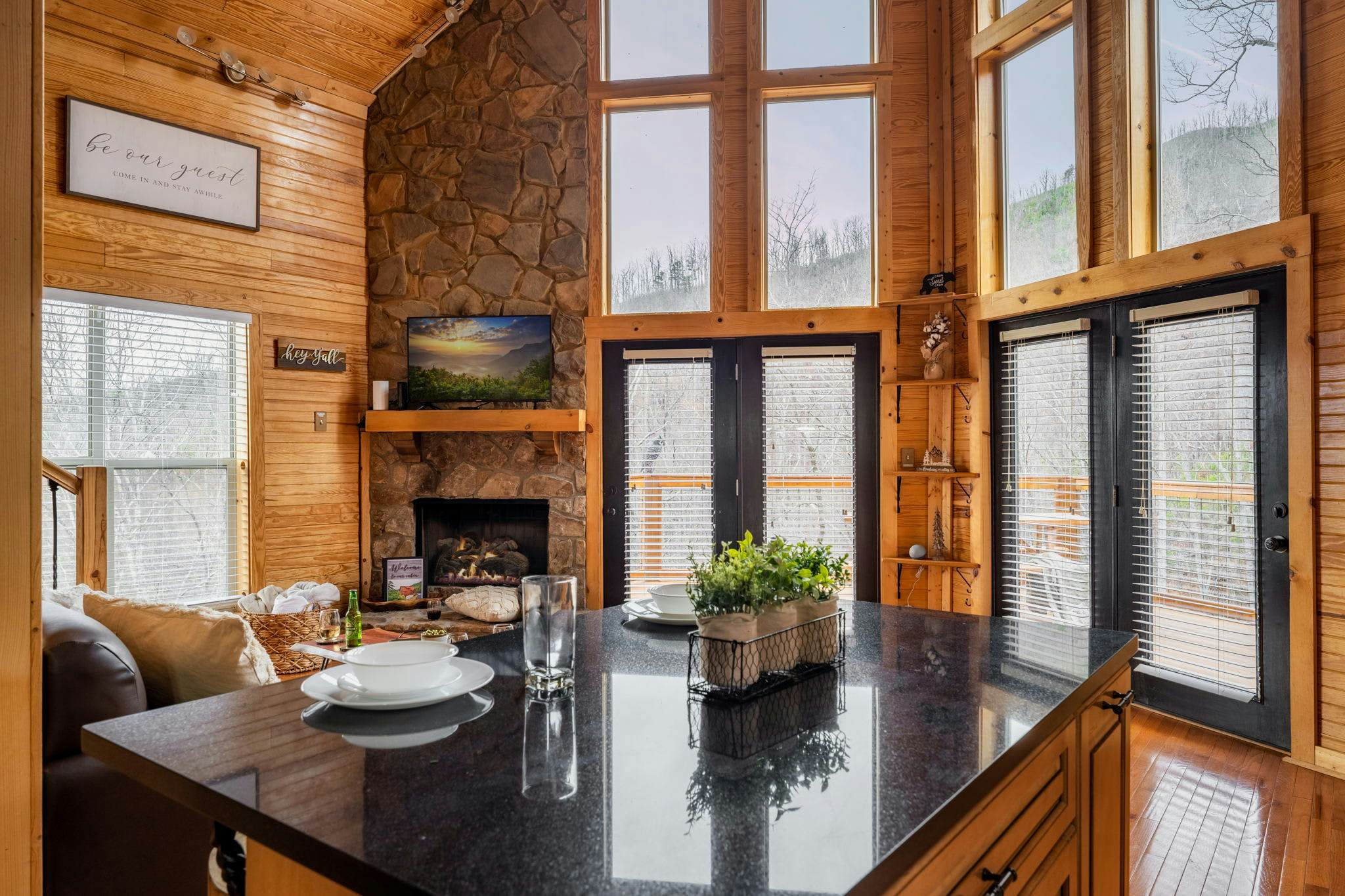 Luxury Cabin w/ Mountain view・Hot Tub, Fire pit