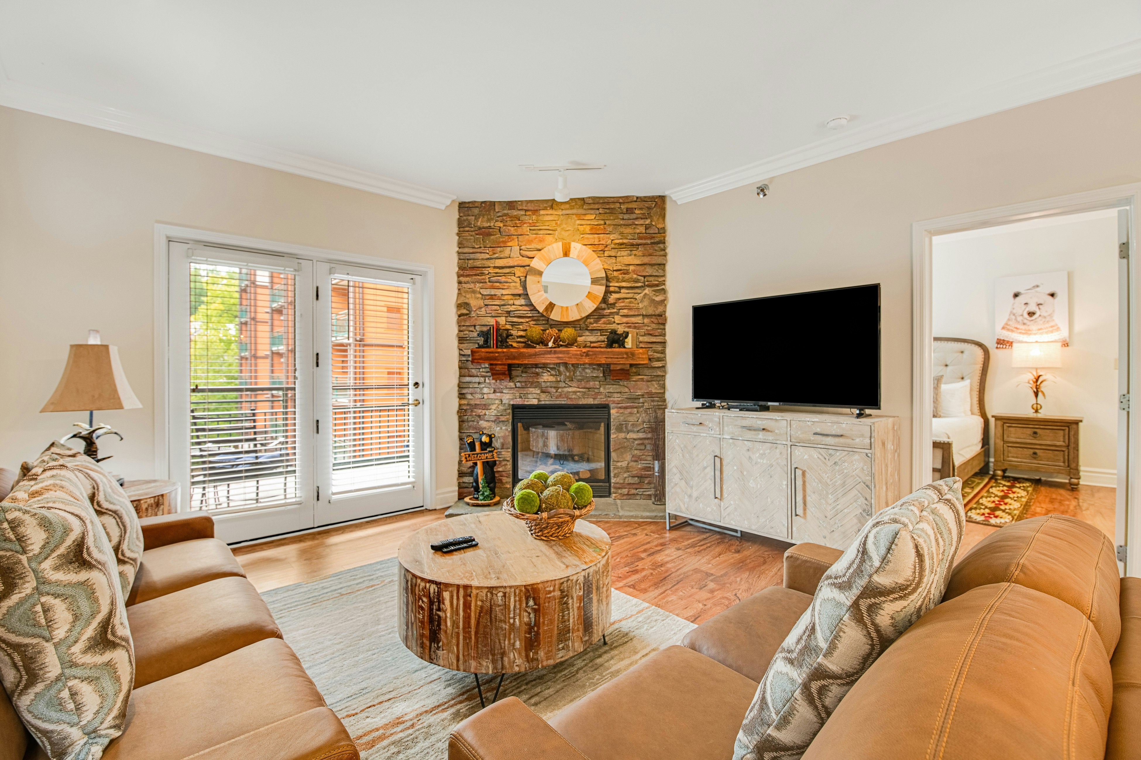 Luxury Downtown Condo, Sleeps 6・Hot tub・Gym