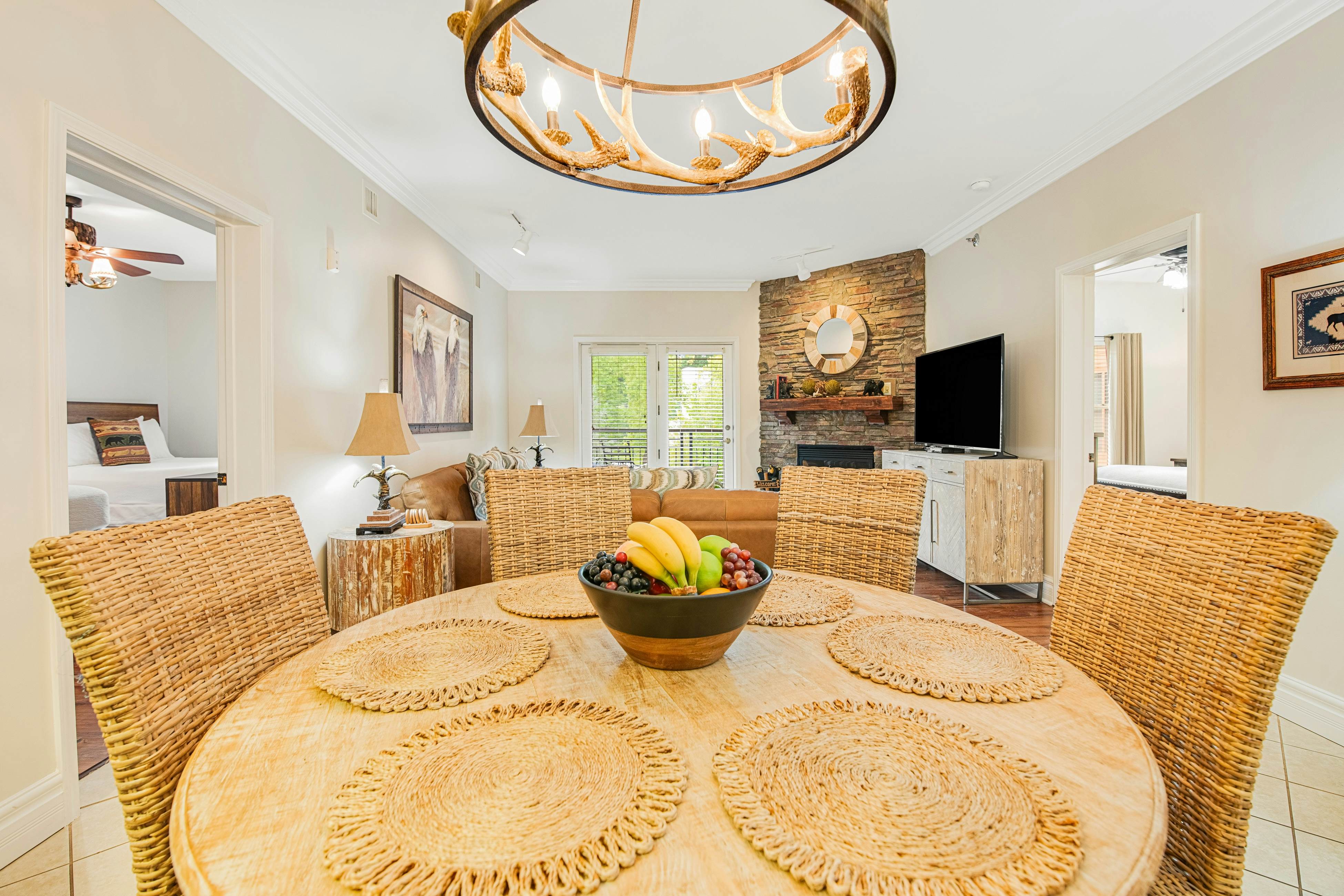 Luxury Downtown Condo, Sleeps 6・Hot tub・Gym